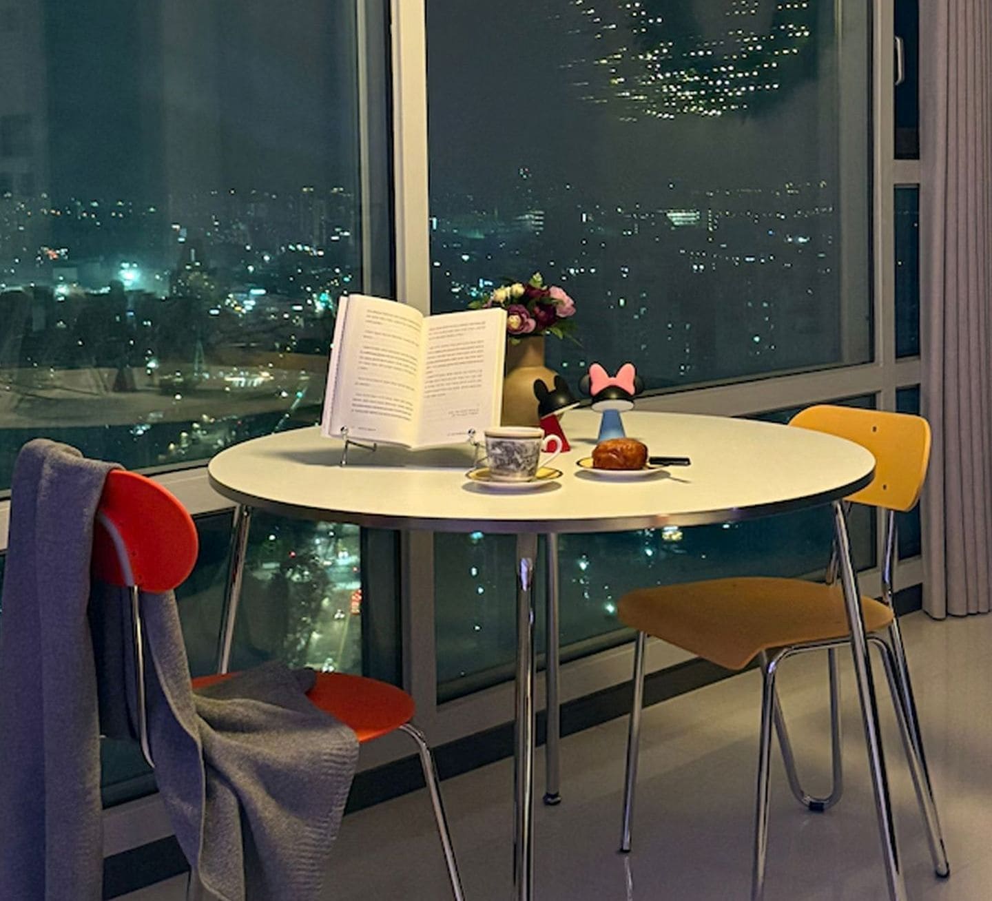 BESTLIVING Chrome ラウンドテーブル［2サイズ］ ホワイト シルバー