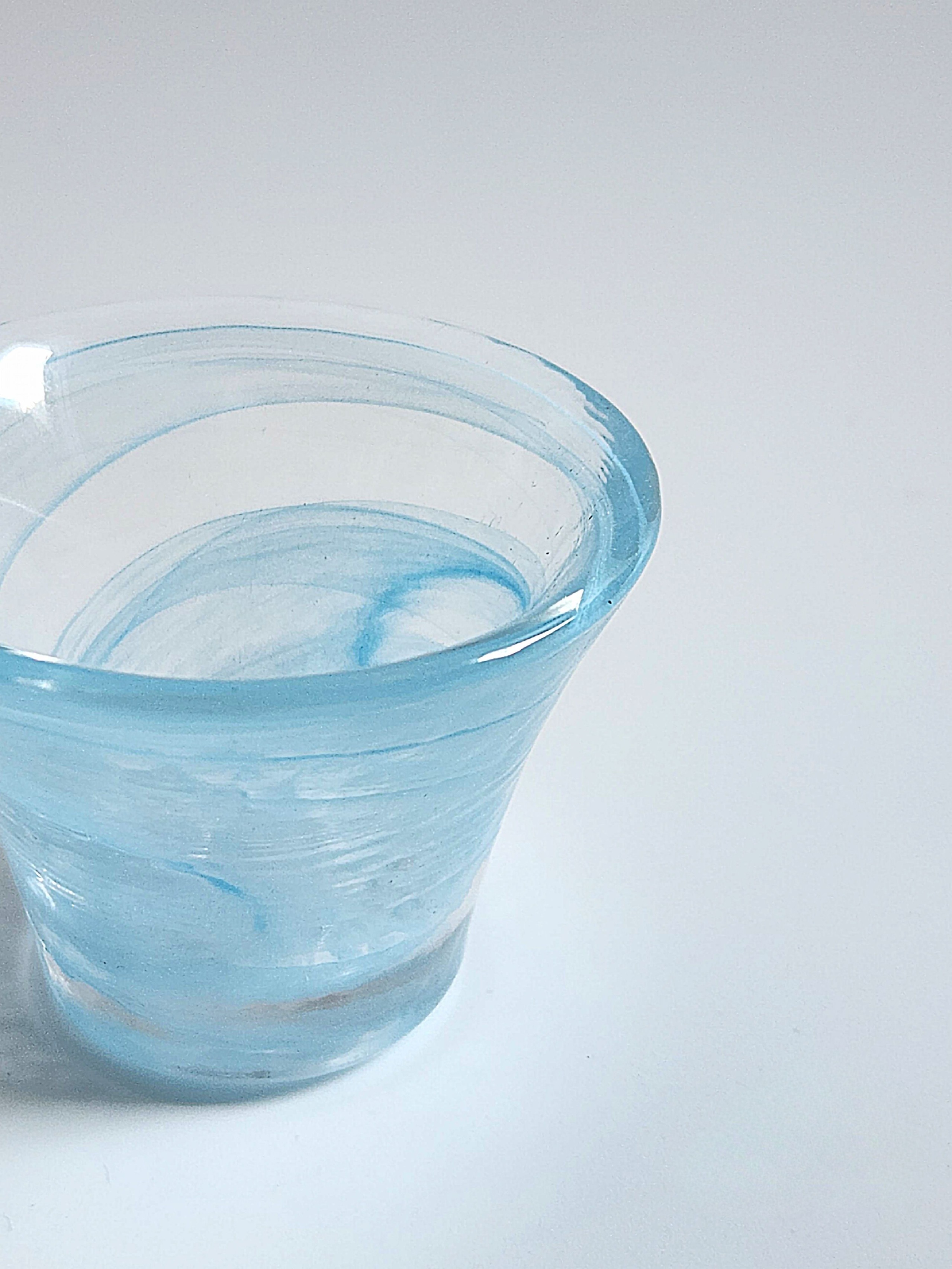 소주잔·막걸리잔 > 하늘빛 물결 유리잔 30ml / 감성 홈카페 소주잔 유리 술잔 | 오늘의집 쇼핑