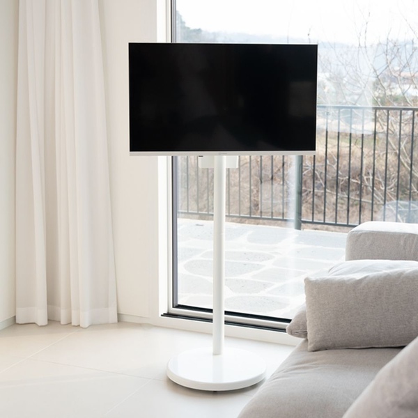 화이트 스탠무빙 캠핑용 81cm 32인치 FHD QLED TV 유/무선 호환 삼탠바이미