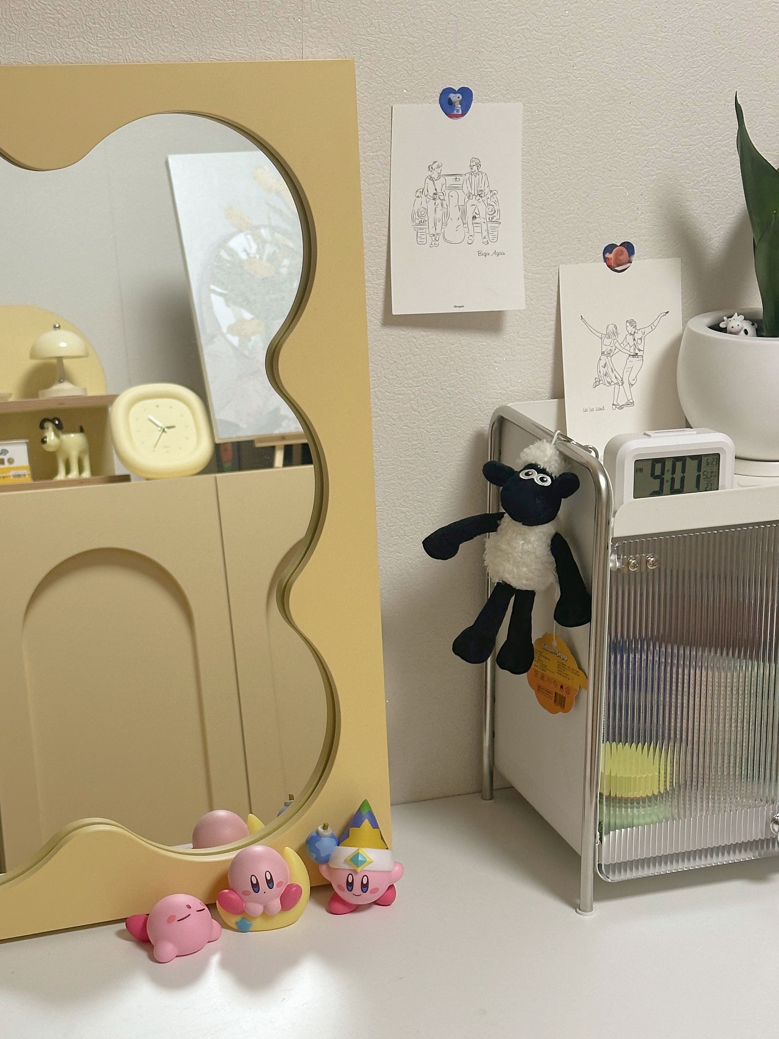 Metal Cosmetic Storage Organizer with Flip Door user photo