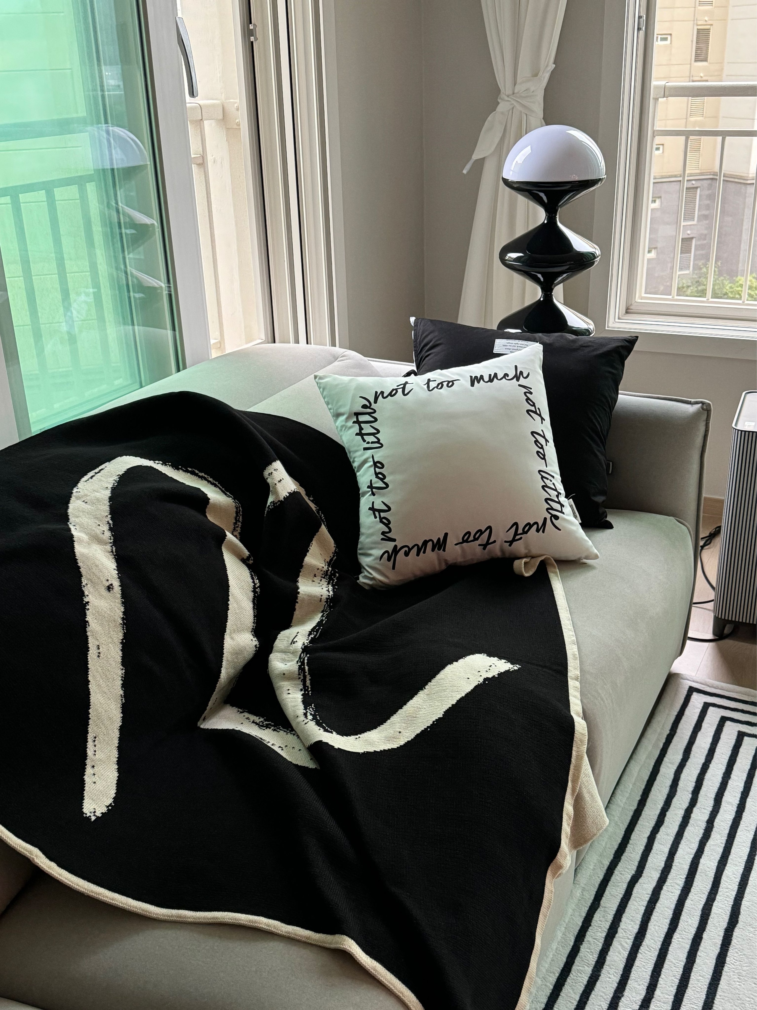 Brush Pattern Reversible Knit Blanket user photo