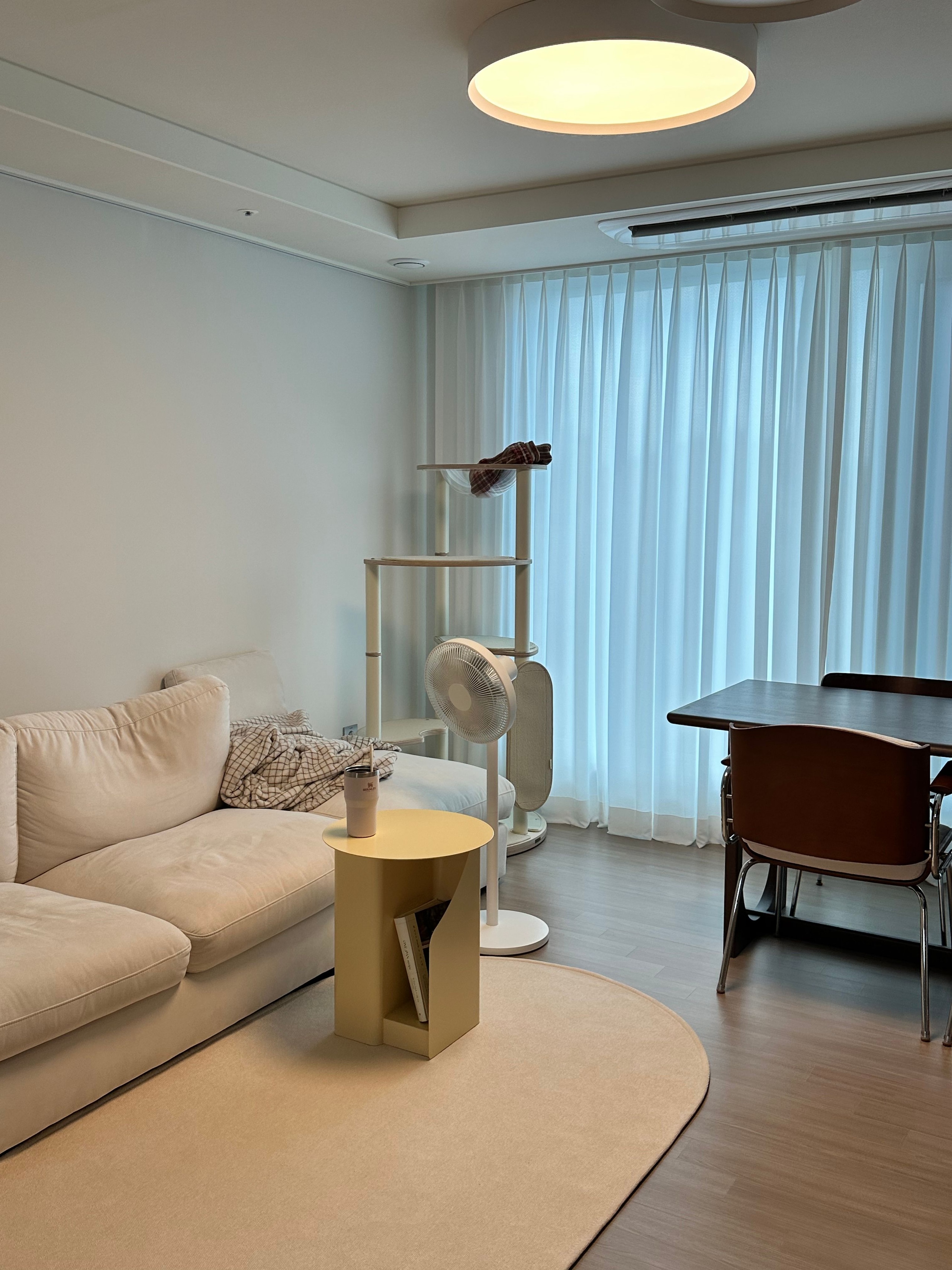 Round Side Table with Built-In Bookshelf user photo