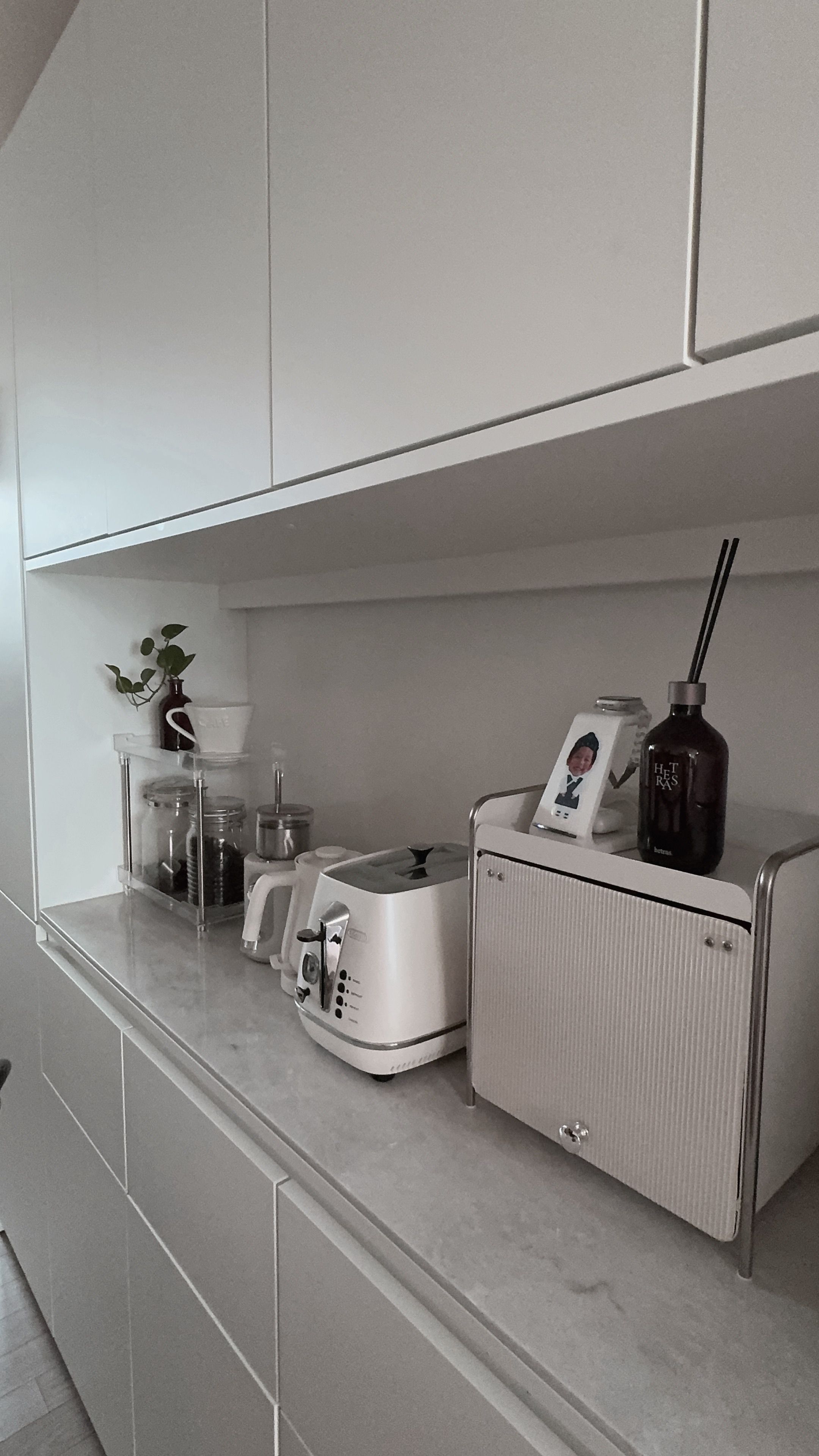 Metal Cosmetic Storage Organizer with Flip Door user photo