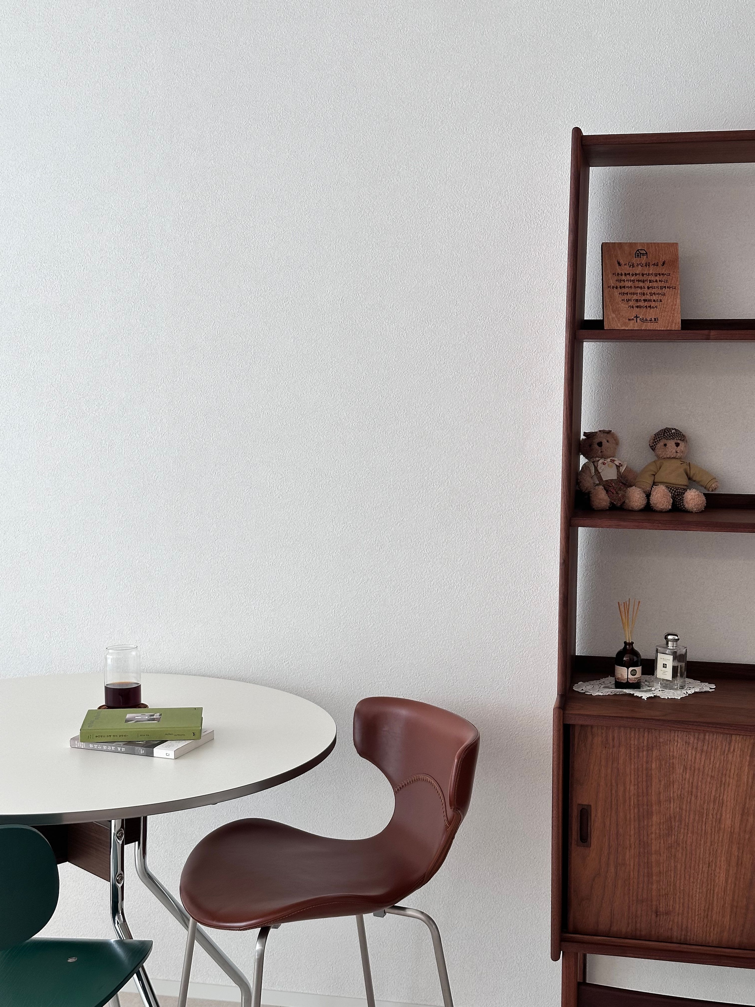 Round Steel Leg Dining Table user photo