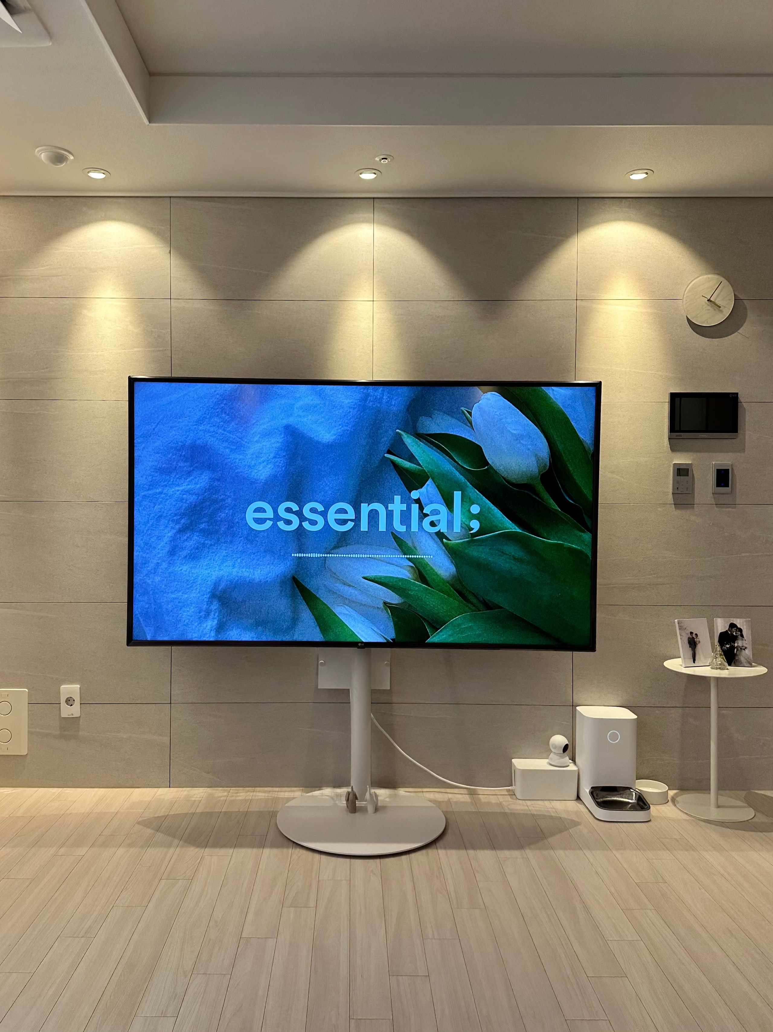 Modern Round Metal Side Table user photo