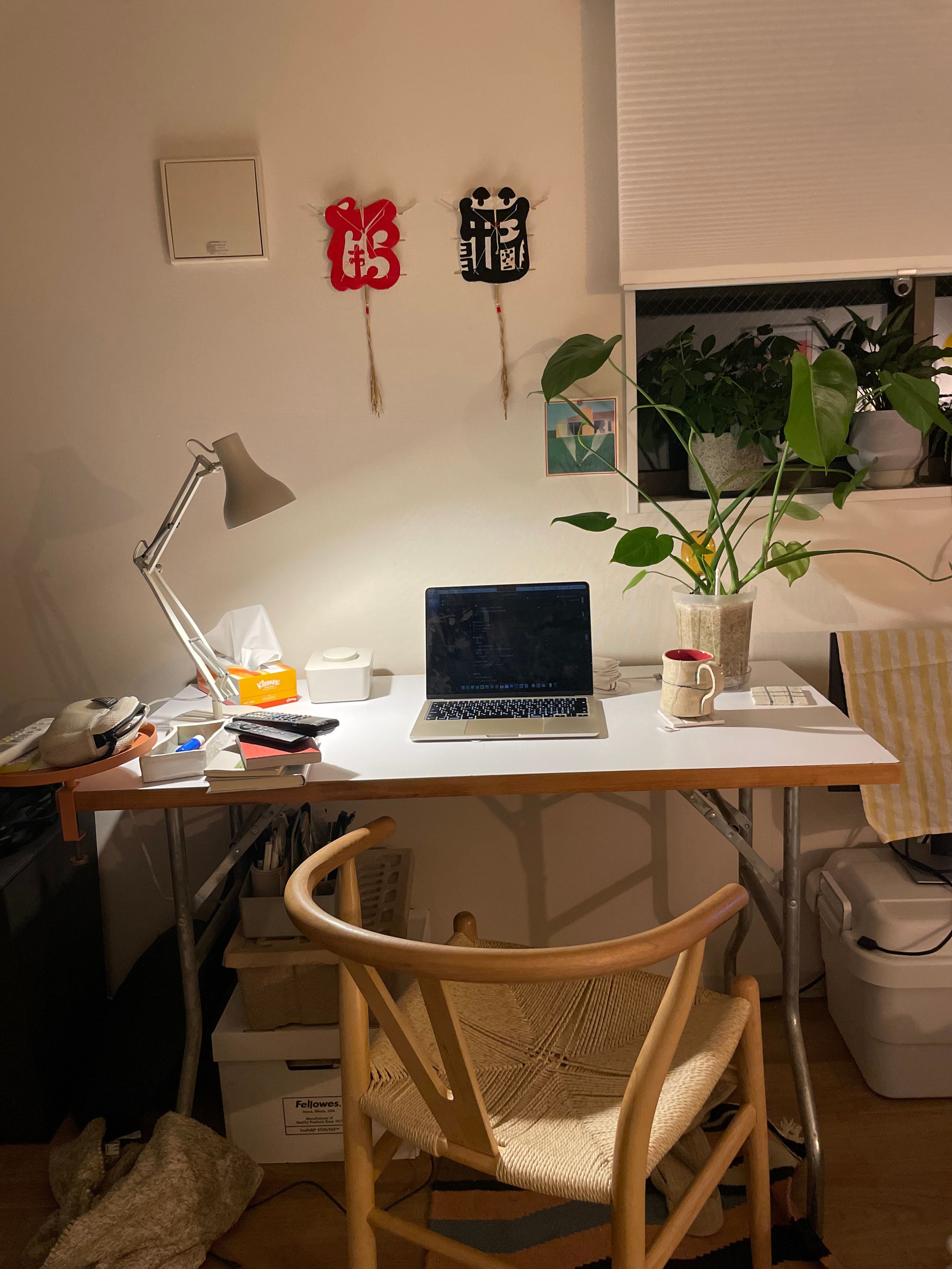 EBCO WISHBONE LEGS 折りたたみテーブル用脚を使ったインテリア