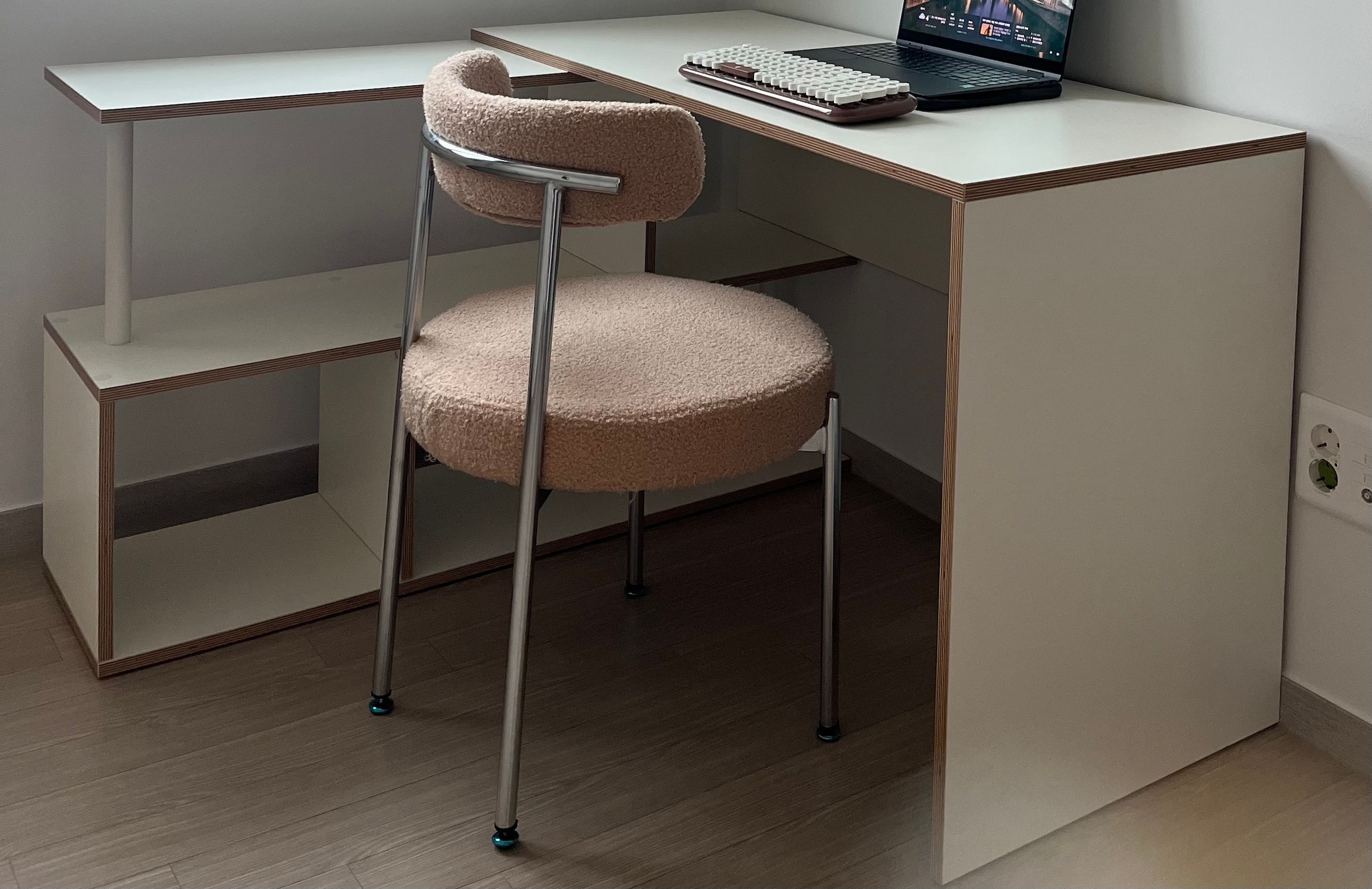 Bridge E0 Corner Desk & Bookshelf Set user photo