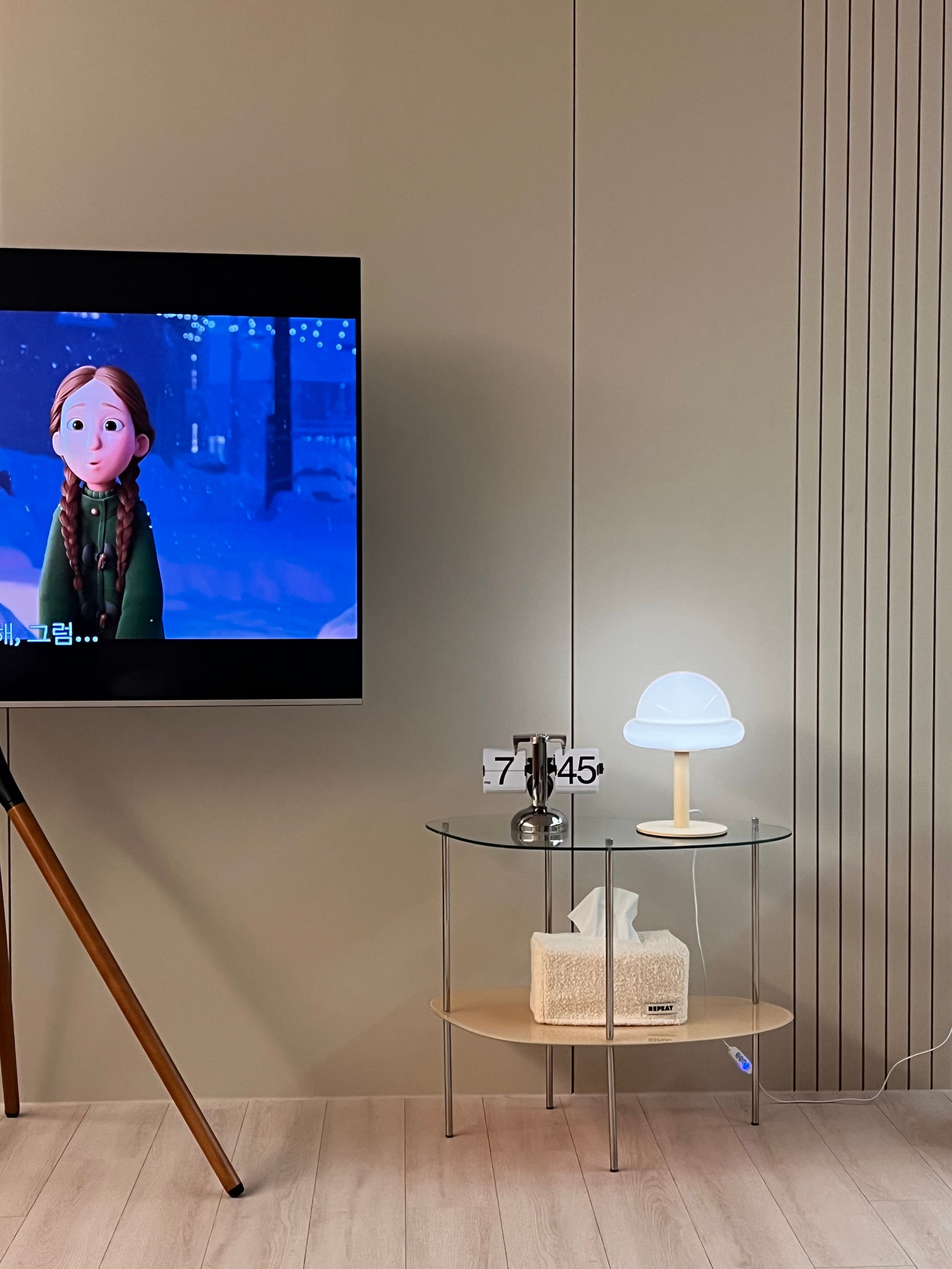 2-Tier Wavy Glass Table user photo
