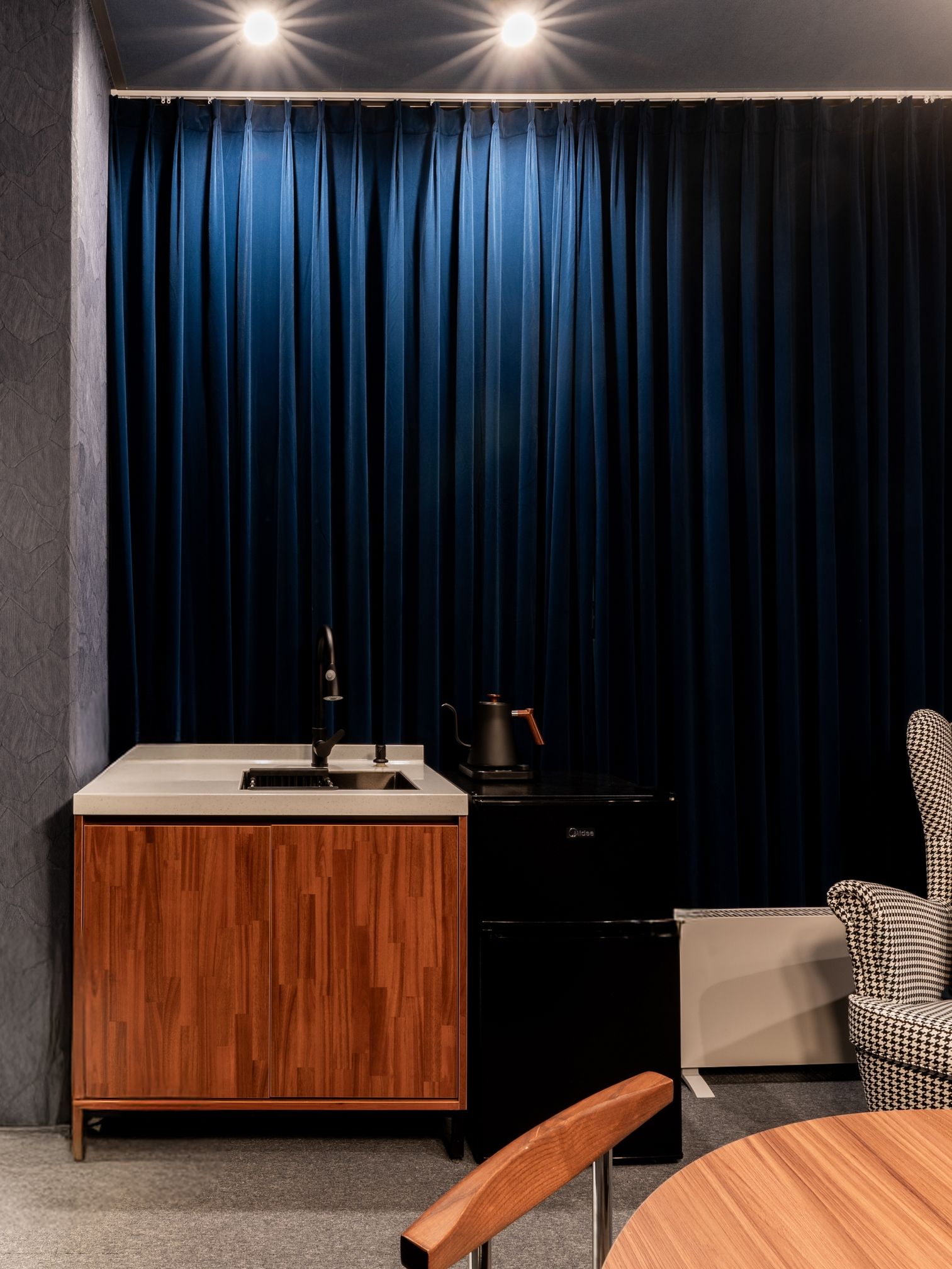 Round Steel Leg Dining Table user photo