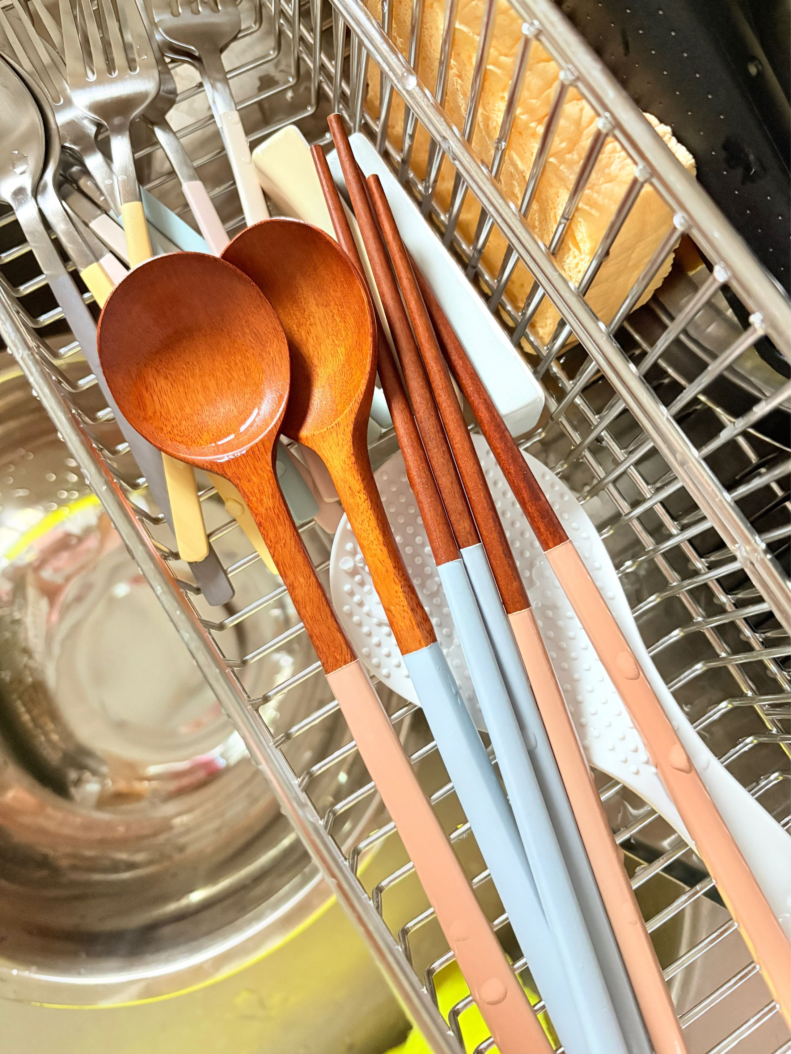 Two-Tone Wood Spoon & Chopsticks Set for 4 user photo