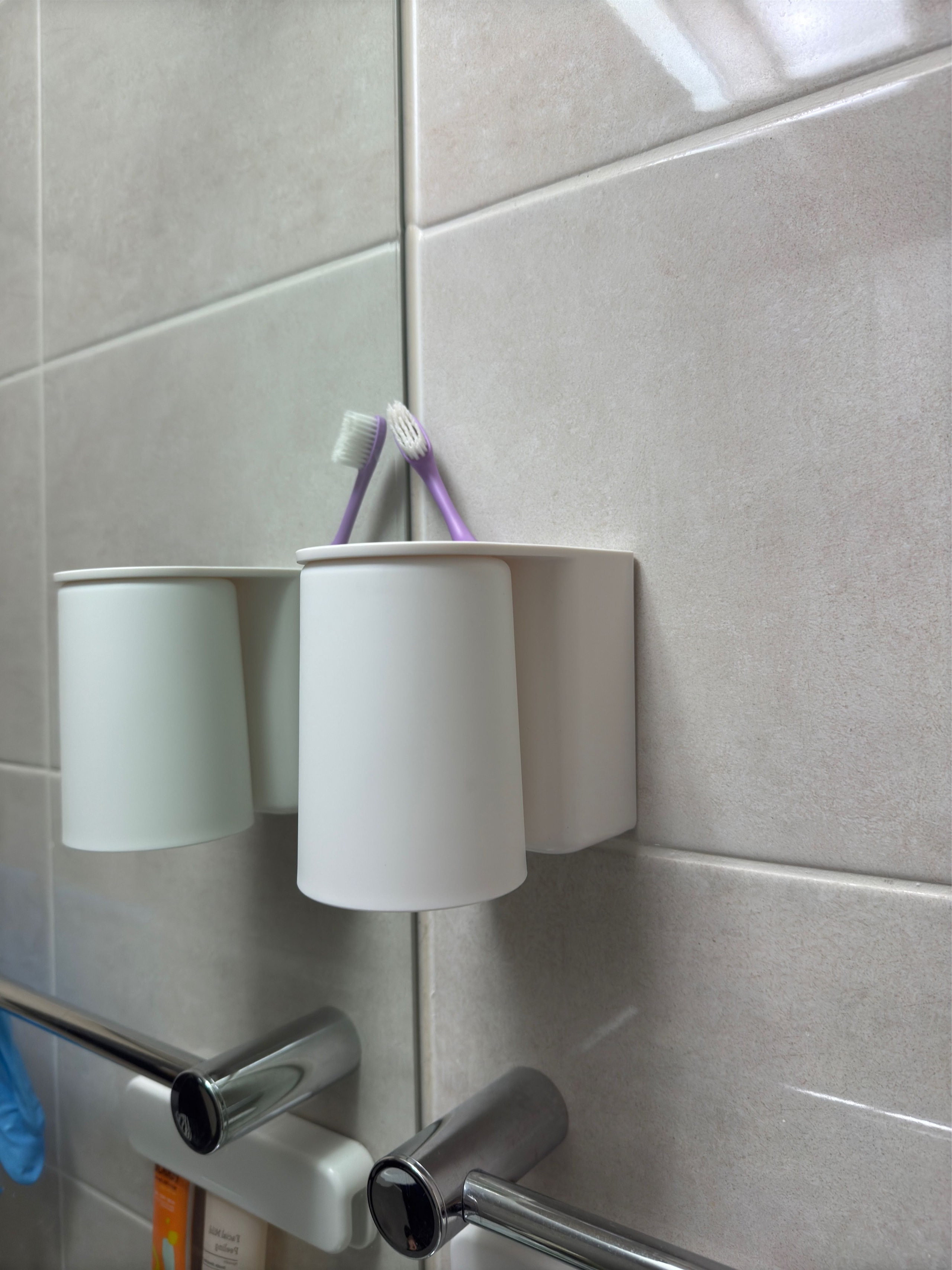 Upside-Down Magnetic Bathroom Organizer Set user photo