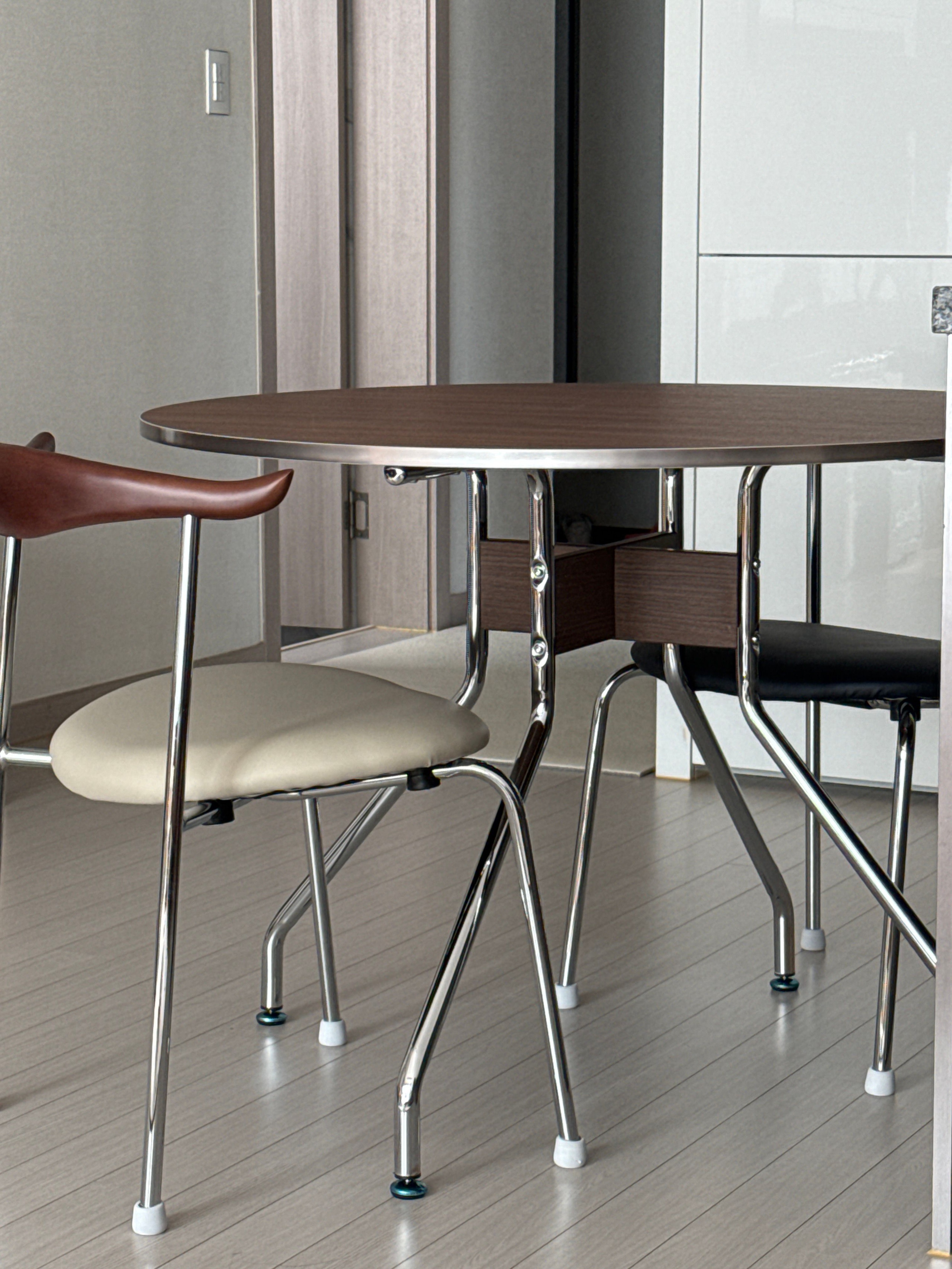 Round Steel Leg Dining Table user photo