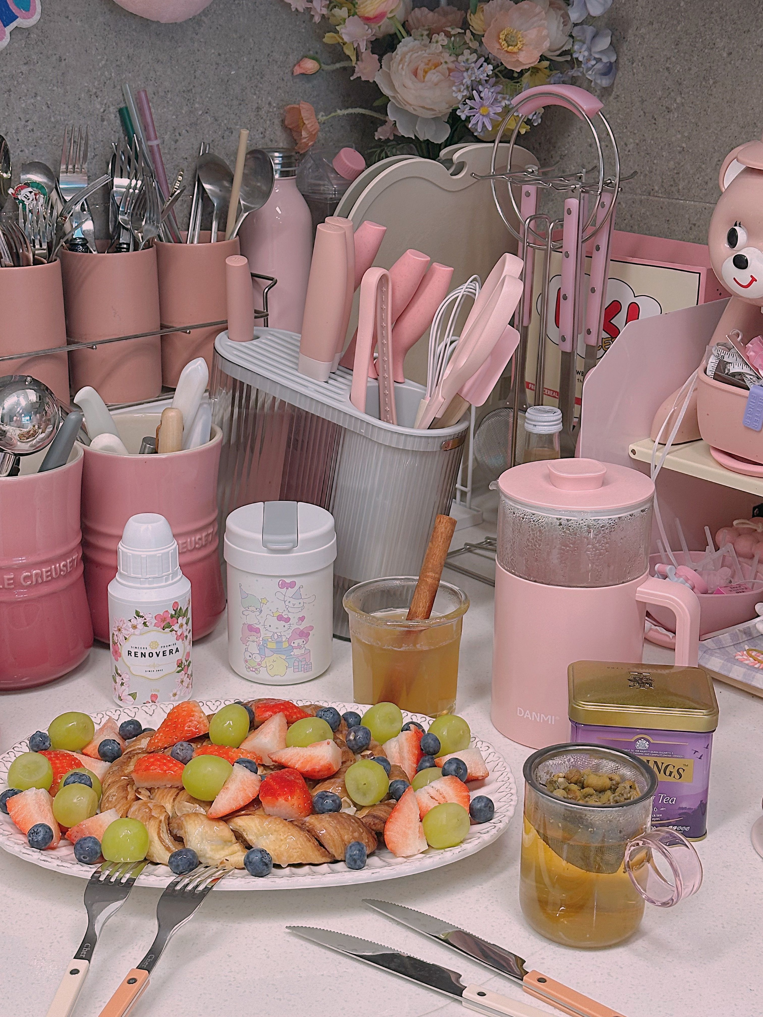 Modern Color-Handled Flatware Set for 2 (8-Piece) user photo