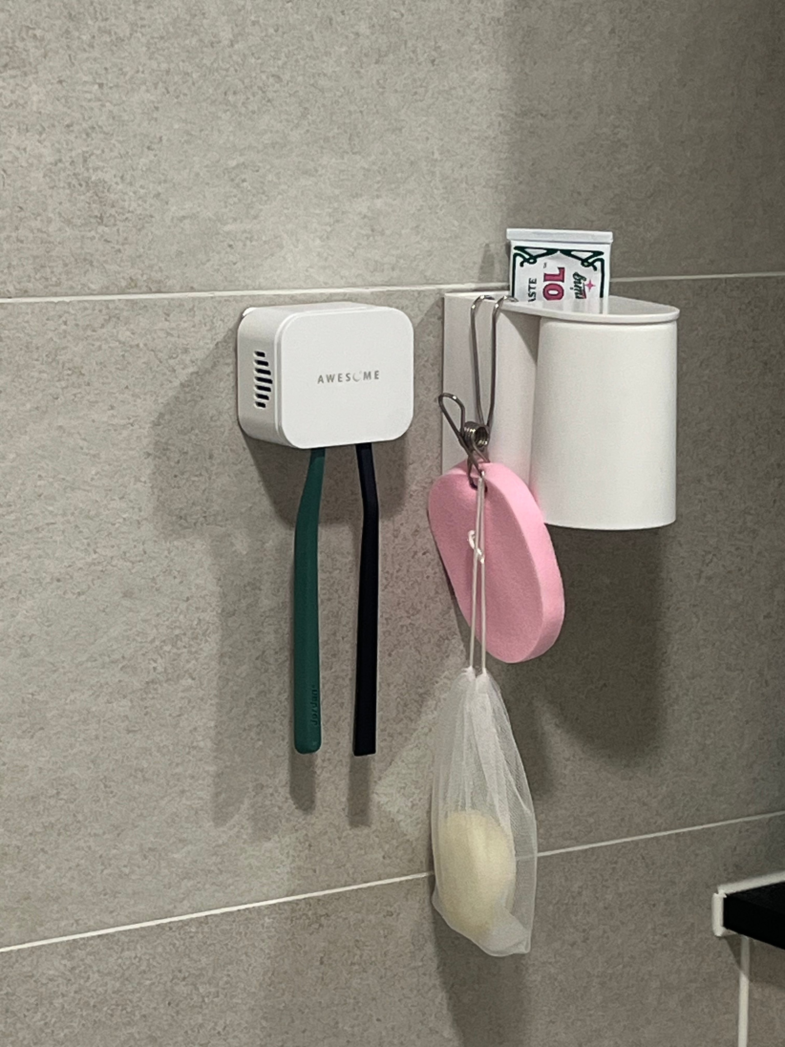 Upside-Down Magnetic Bathroom Organizer Set user photo