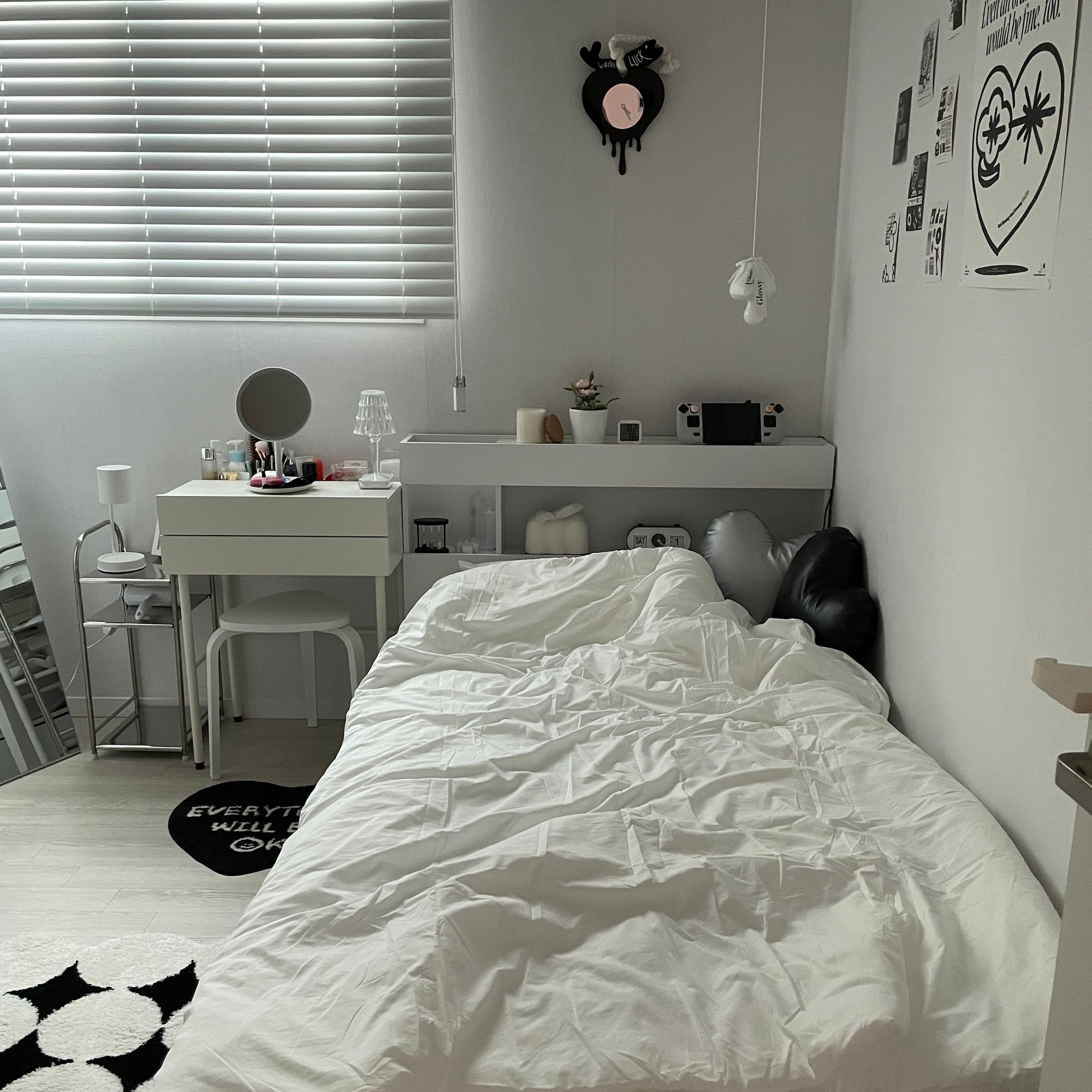 Round Modern Flip Table Clock user photo