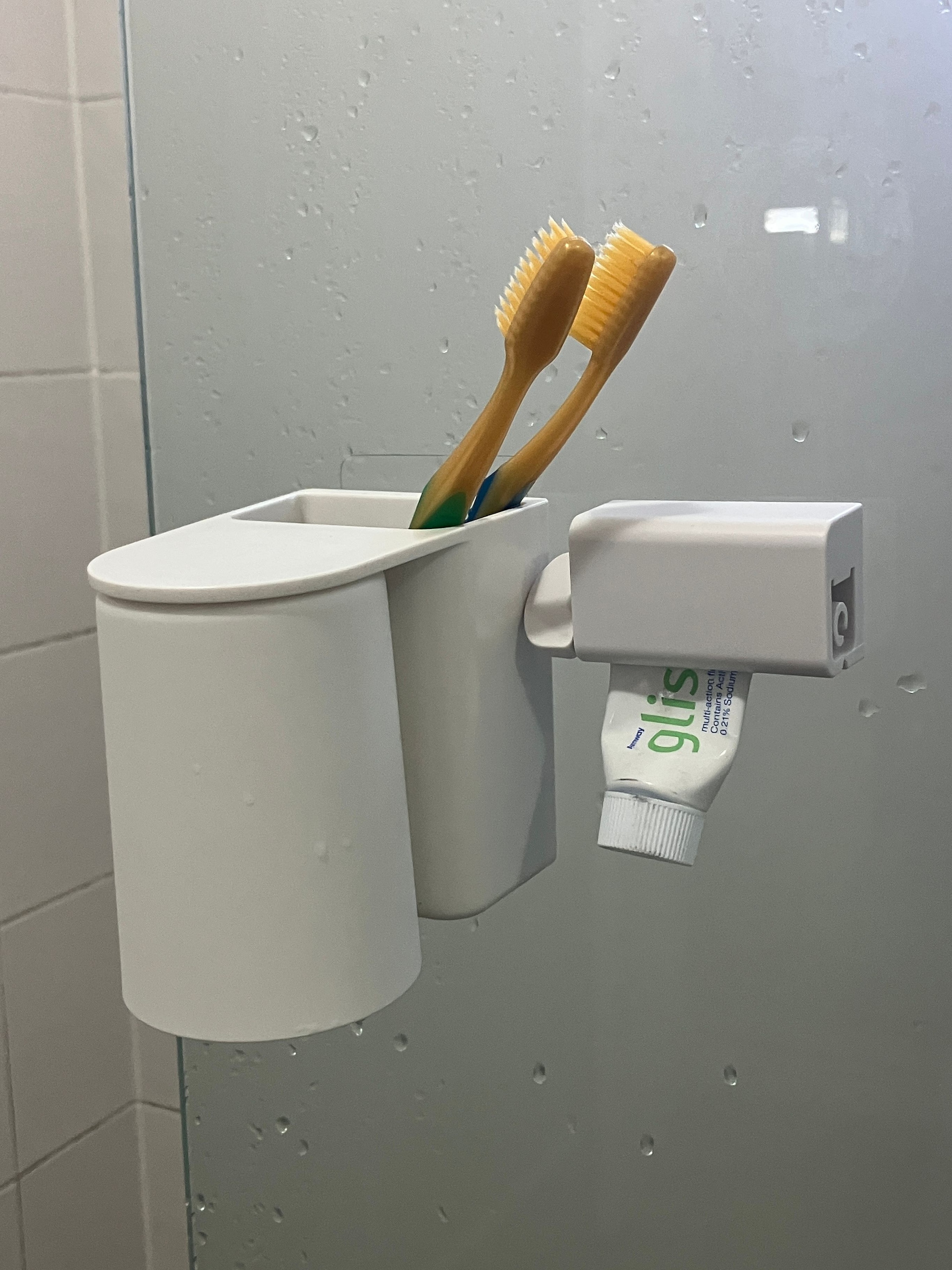 Upside-Down Magnetic Bathroom Organizer Set user photo