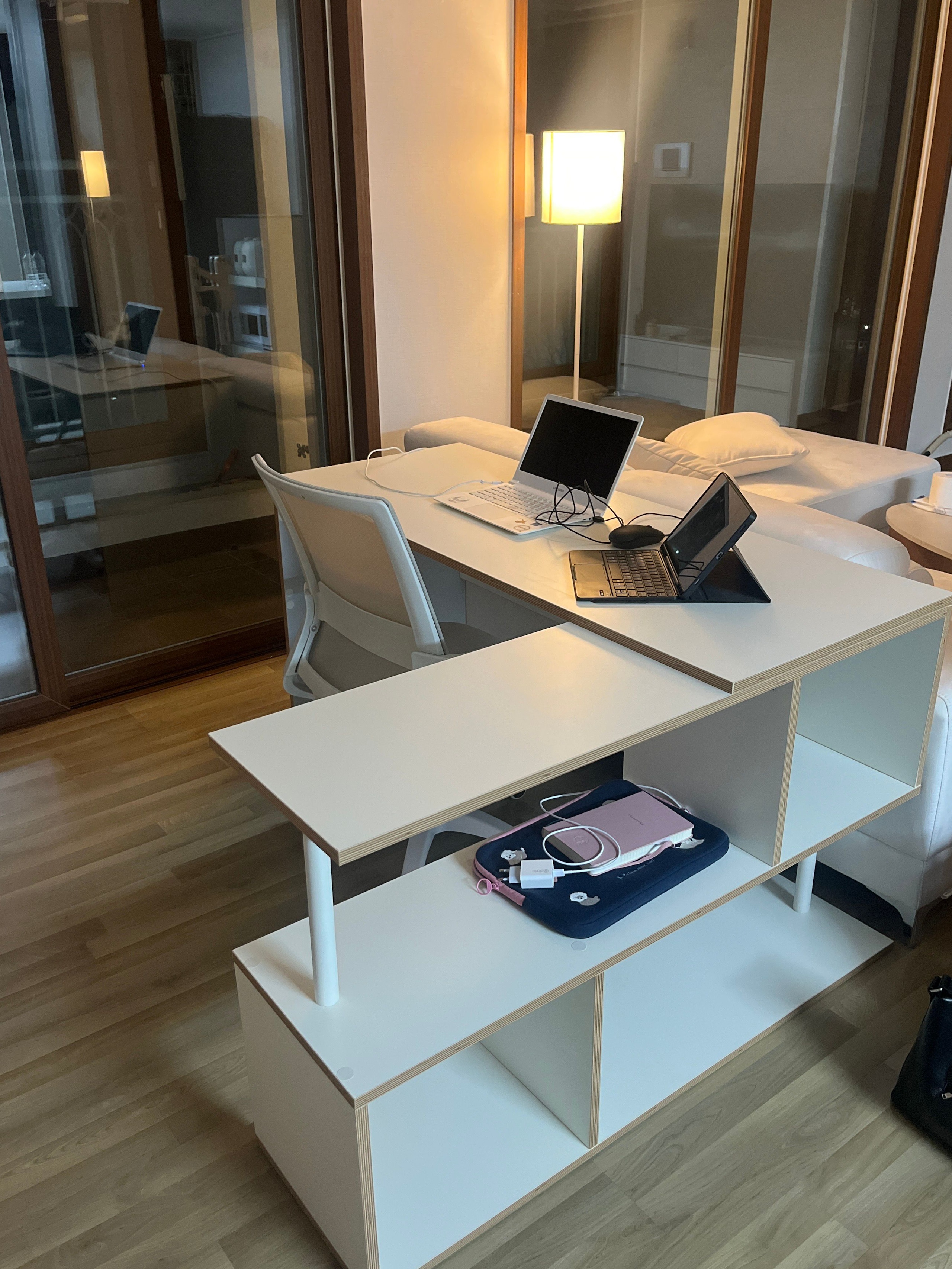 Bridge E0 Corner Desk & Bookshelf Set user photo
