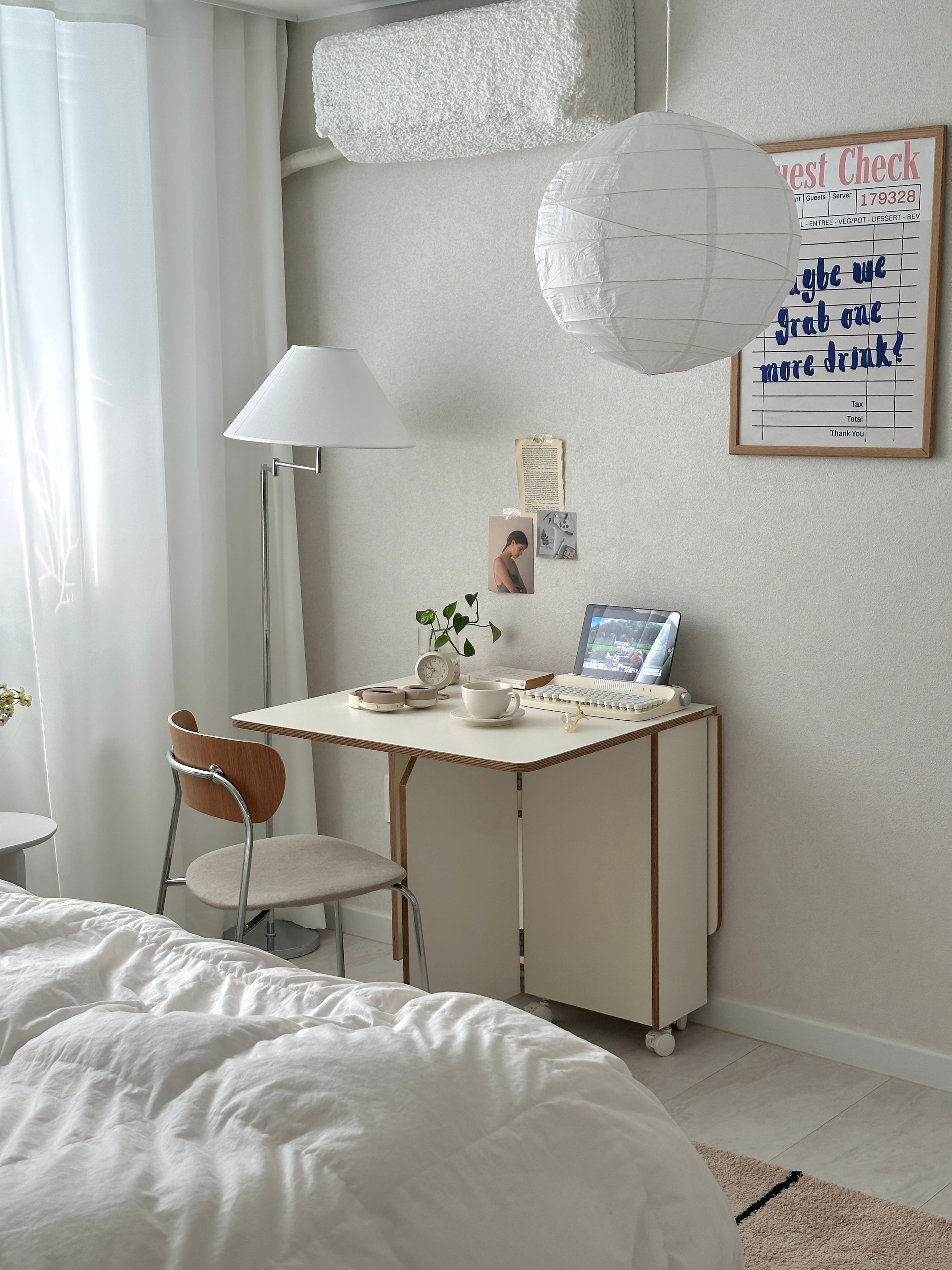 E0 Round Extendable Rolling Dining Table with Storage user photo