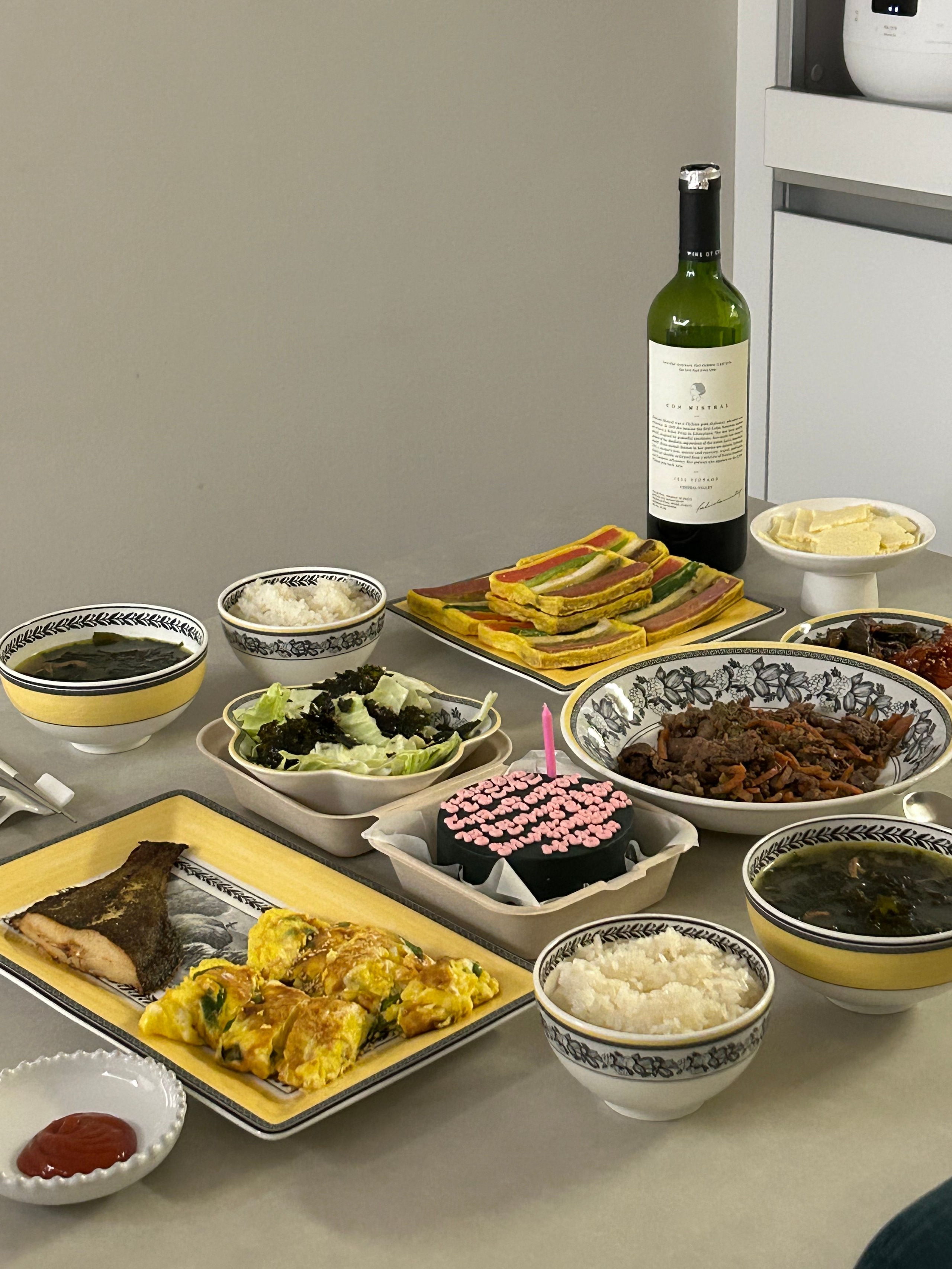 Hyeum Matte Ceramic Soju Cup & Serveware Set (4-Piece Gift Set) user photo