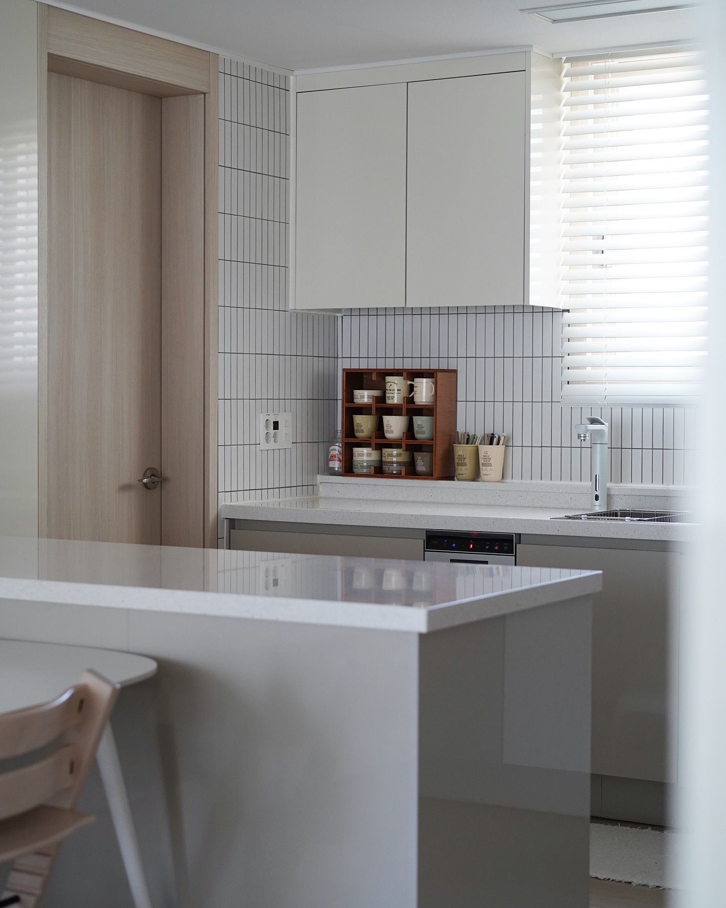 Ogre Vintage Countertop Mug & Cup Storage Cabinet user photo