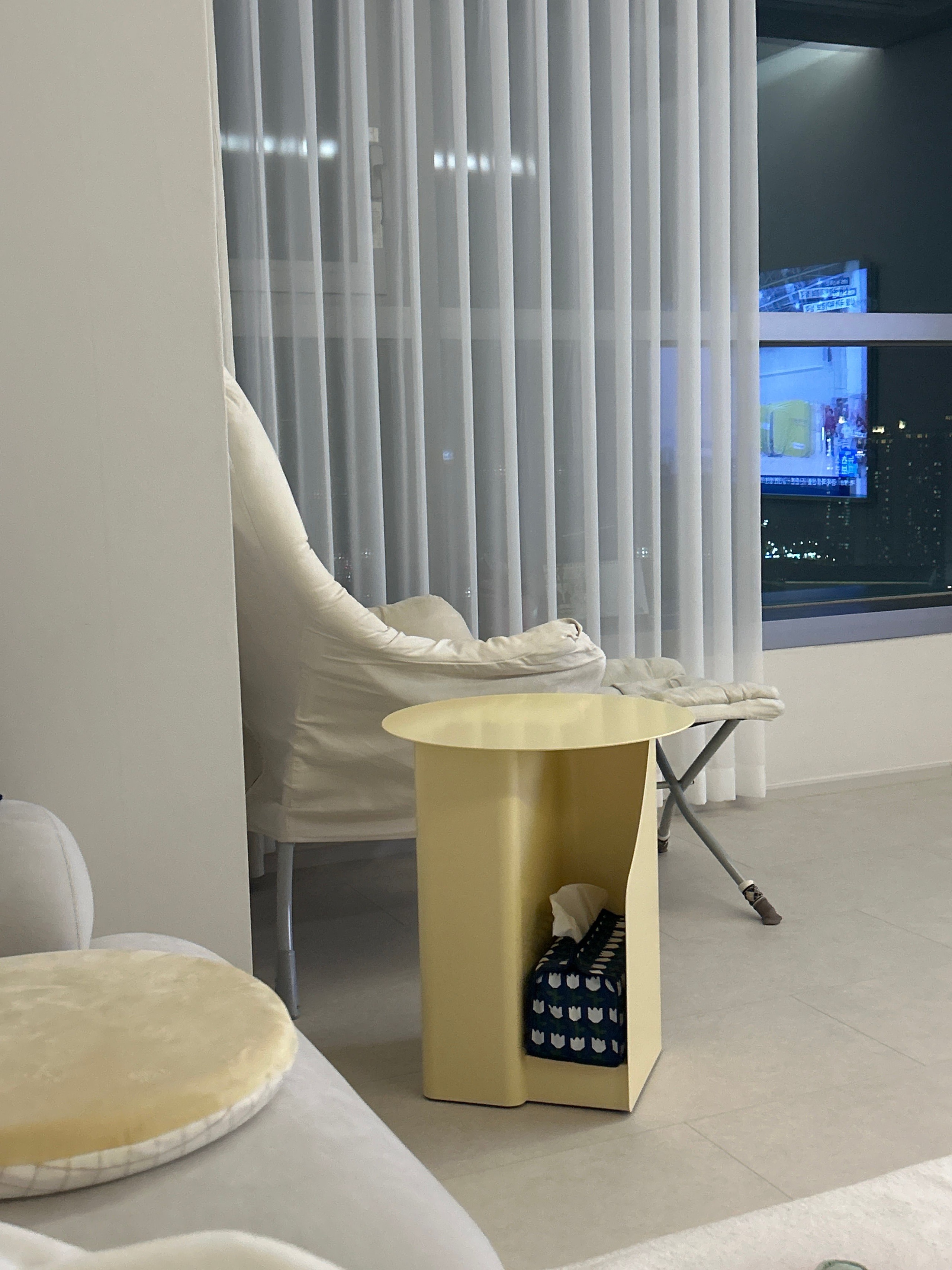 Round Side Table with Built-In Bookshelf user photo