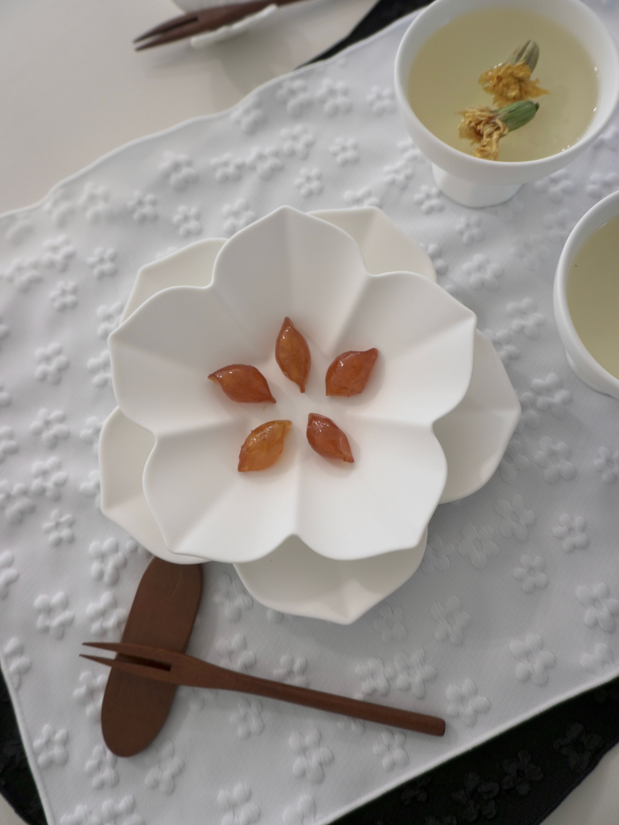 Eunseol Matte Porcelain Pedestal Cup & Plate Set (4-Piece Gift Set) user photo