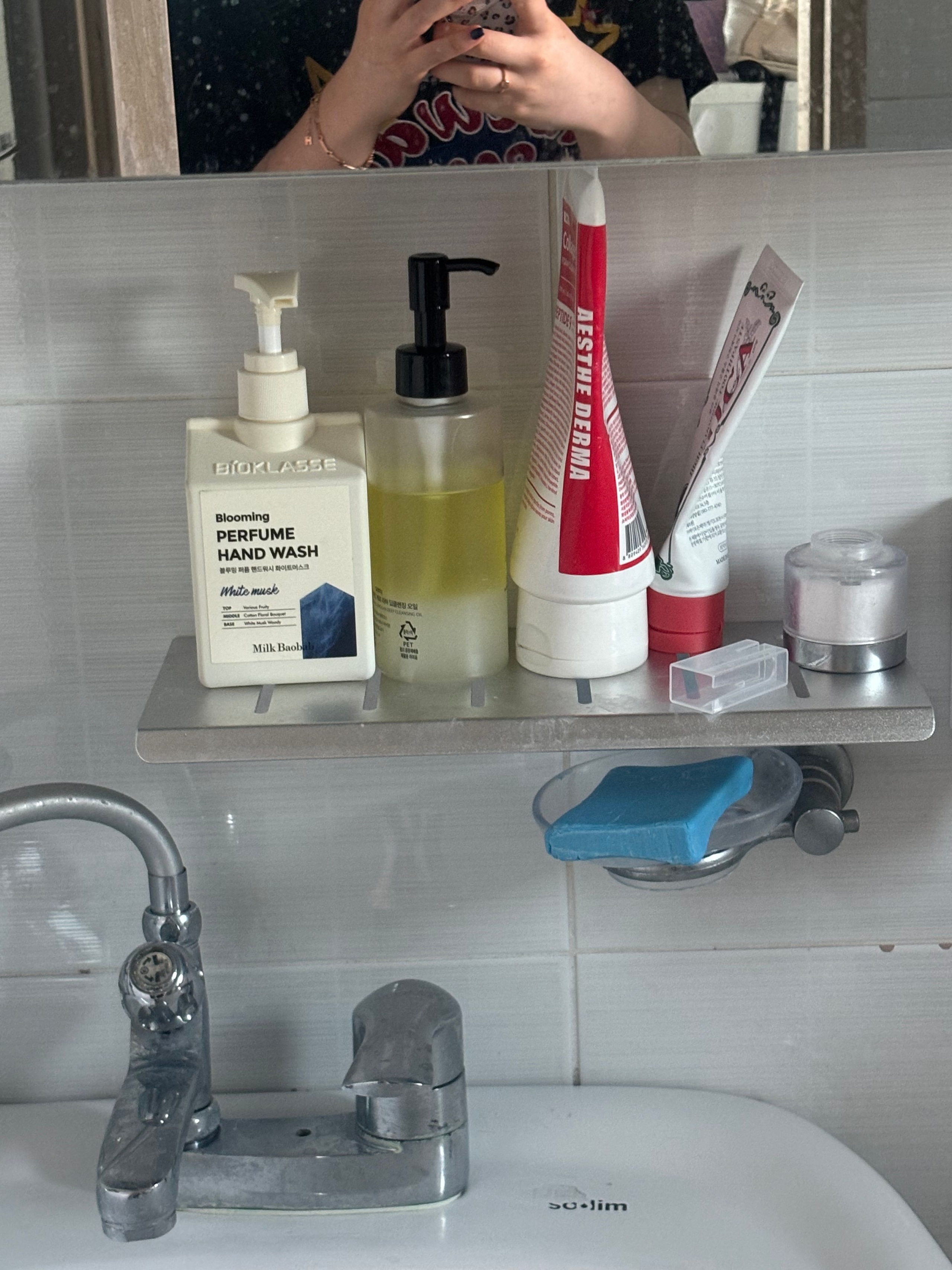 Upside-Down Magnetic Bathroom Organizer Set user photo