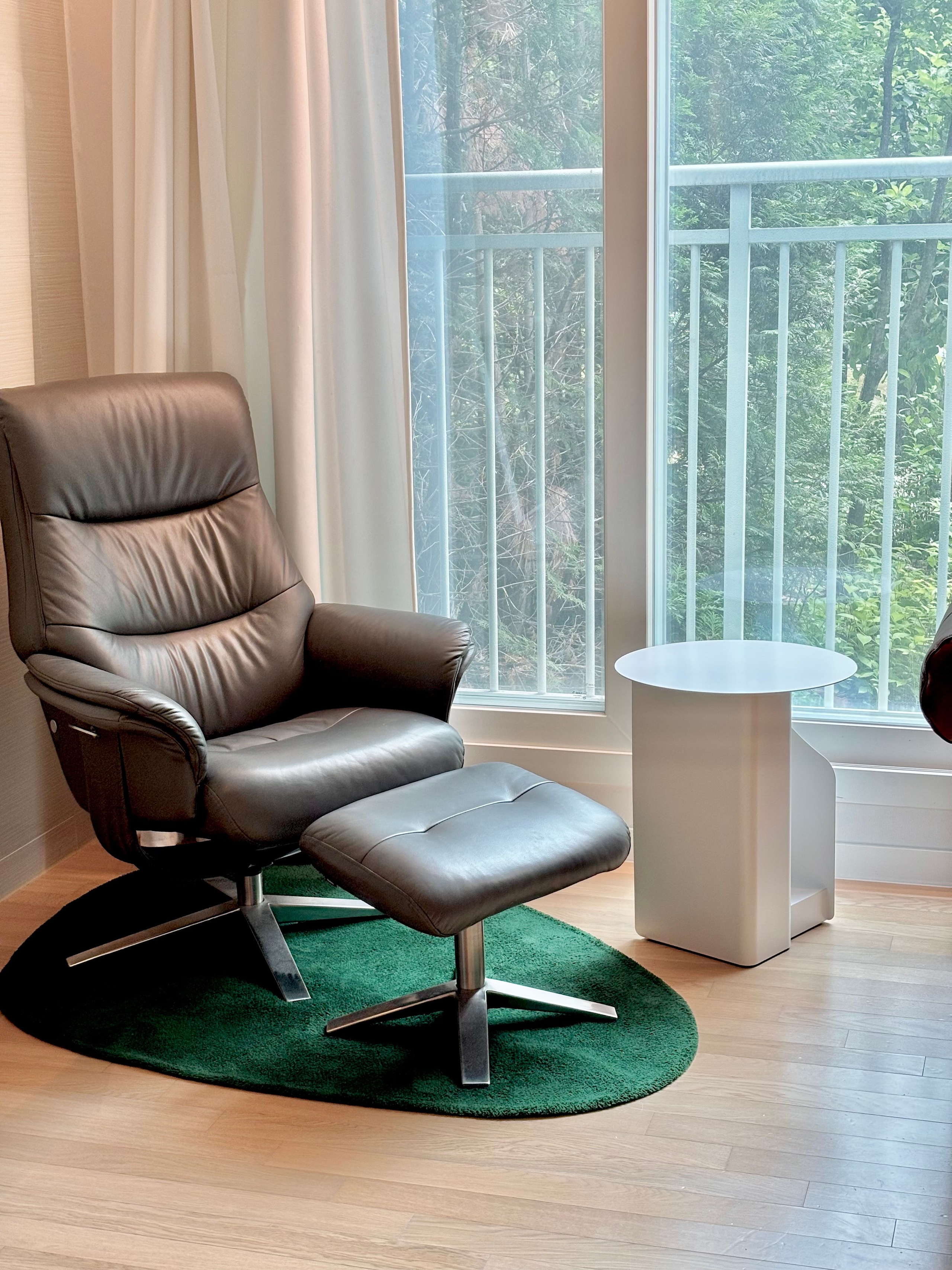 Round Side Table with Built-In Bookshelf user photo