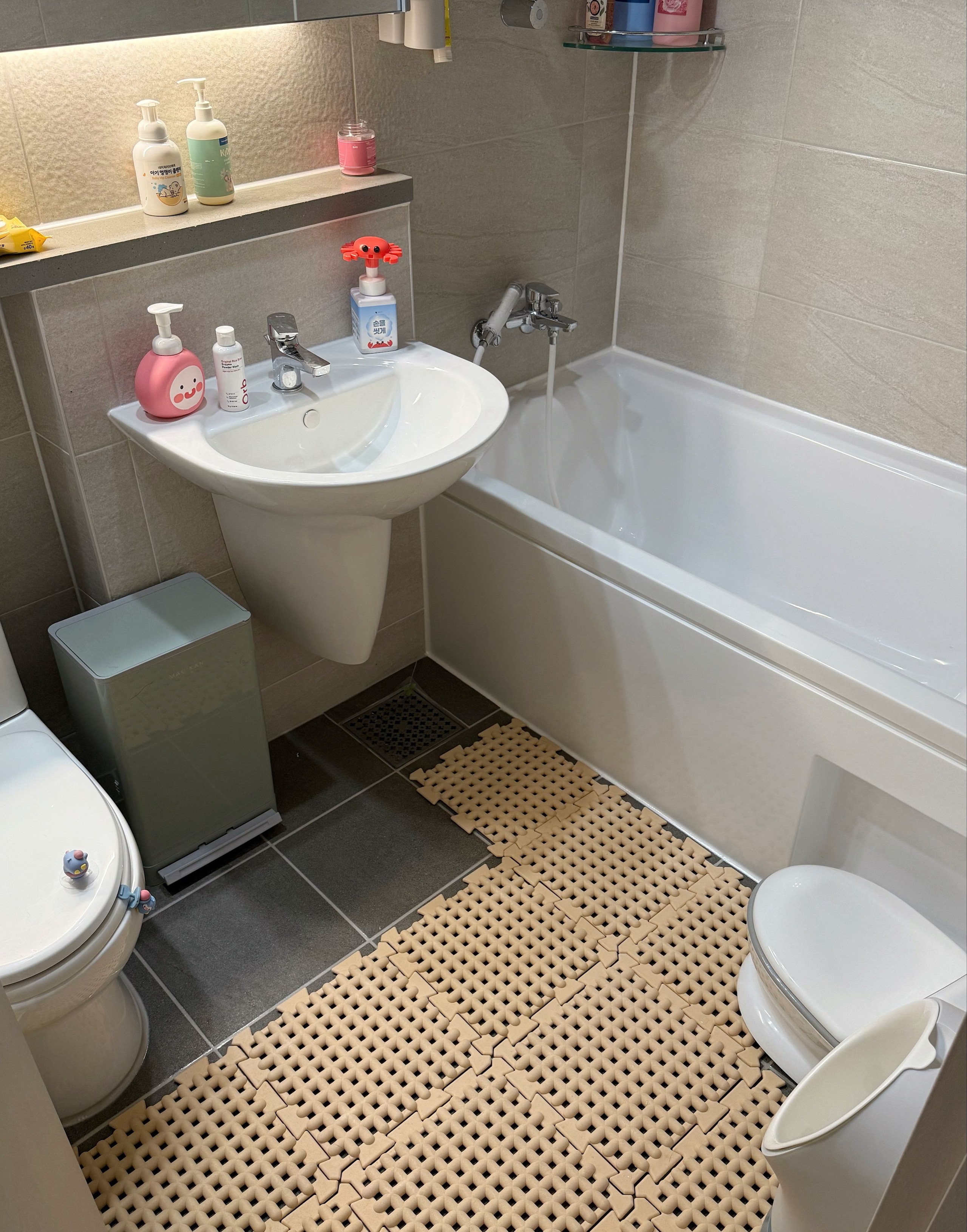 Upside-Down Magnetic Bathroom Organizer Set user photo