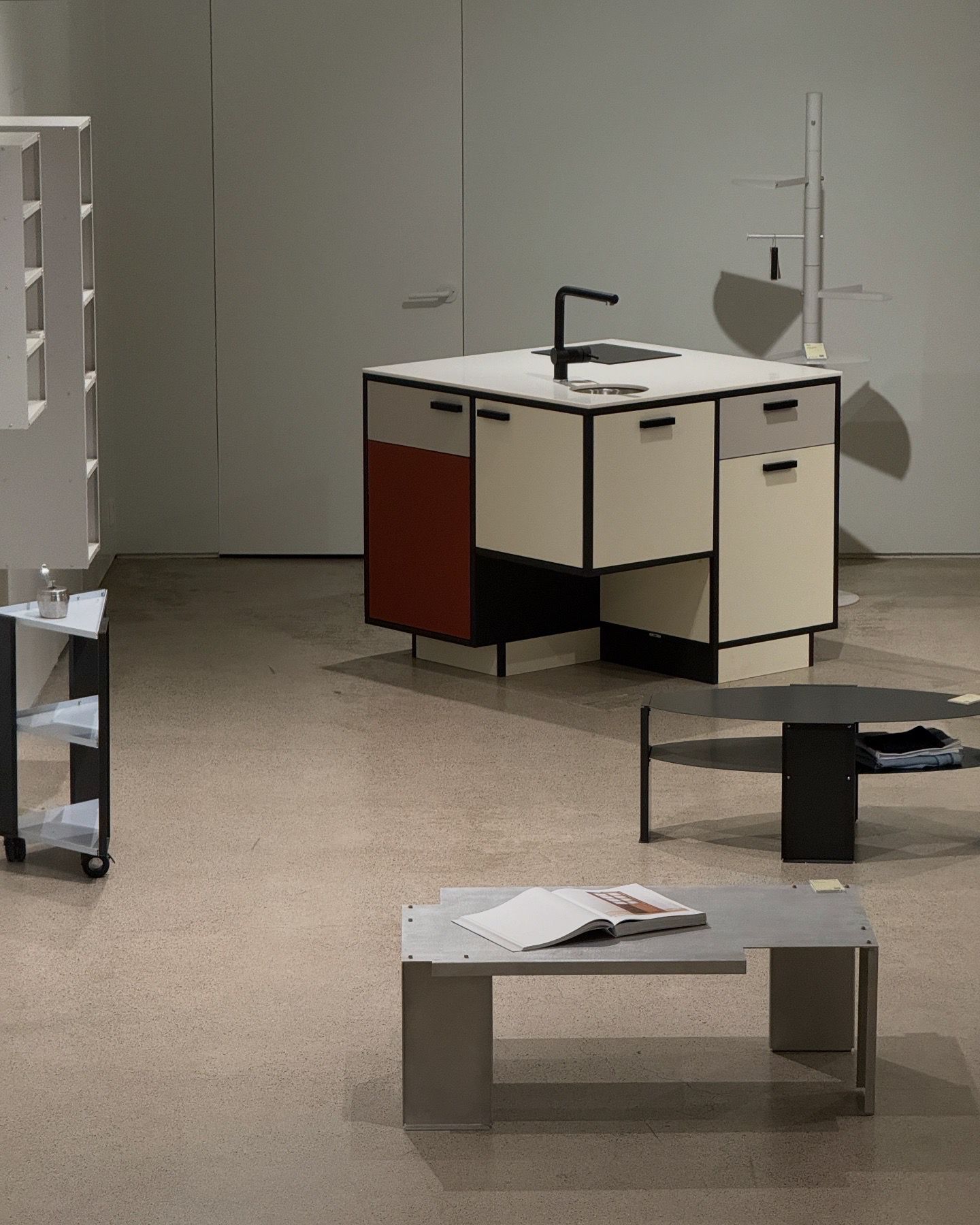 MMK XYZ ティーテーブル シルバー スチール 幅 95cm 奥行き 60cm 高さ