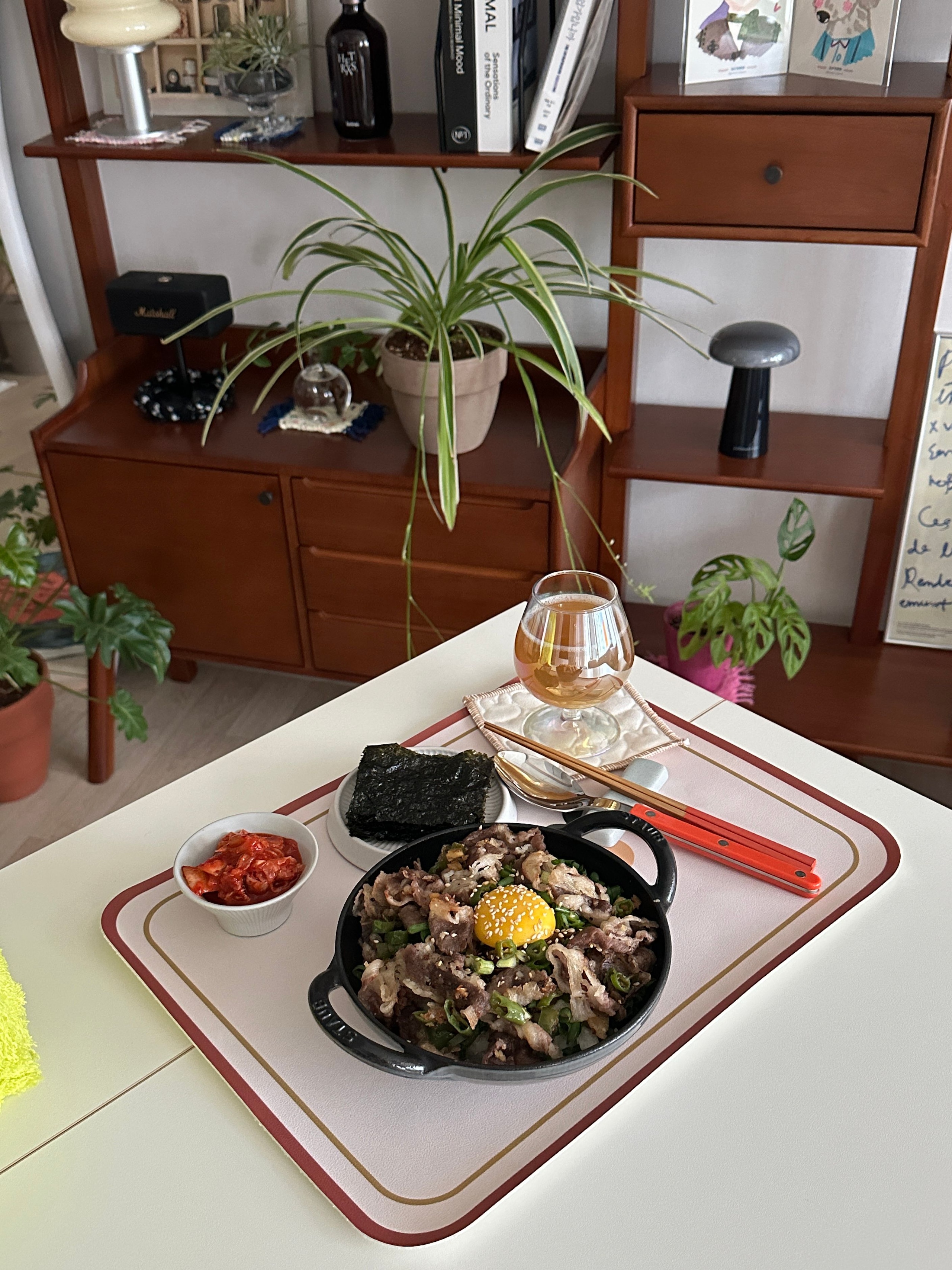 E0 Round Extendable Rolling Dining Table with Storage user photo