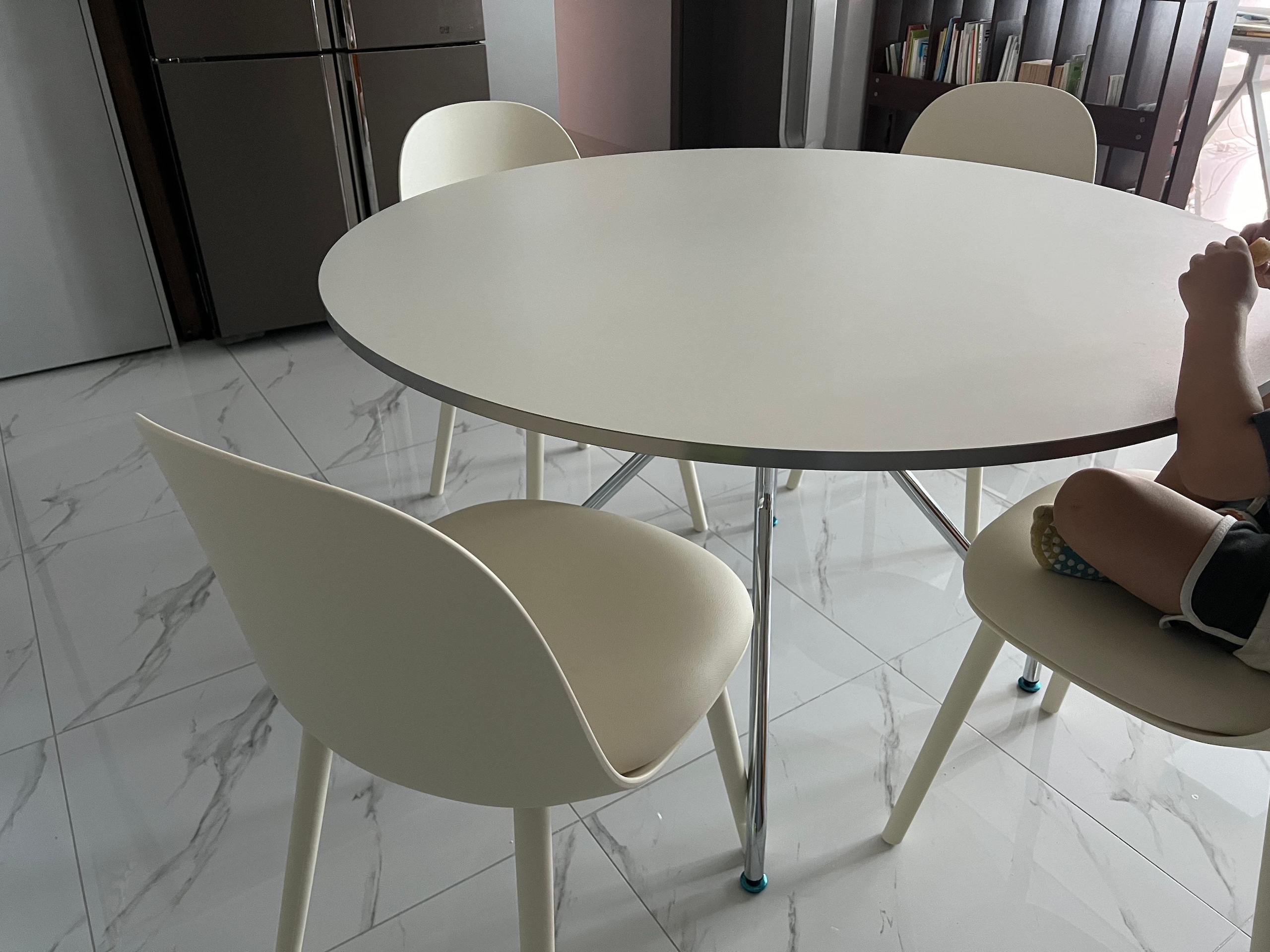 Round Steel Leg Dining Table user photo