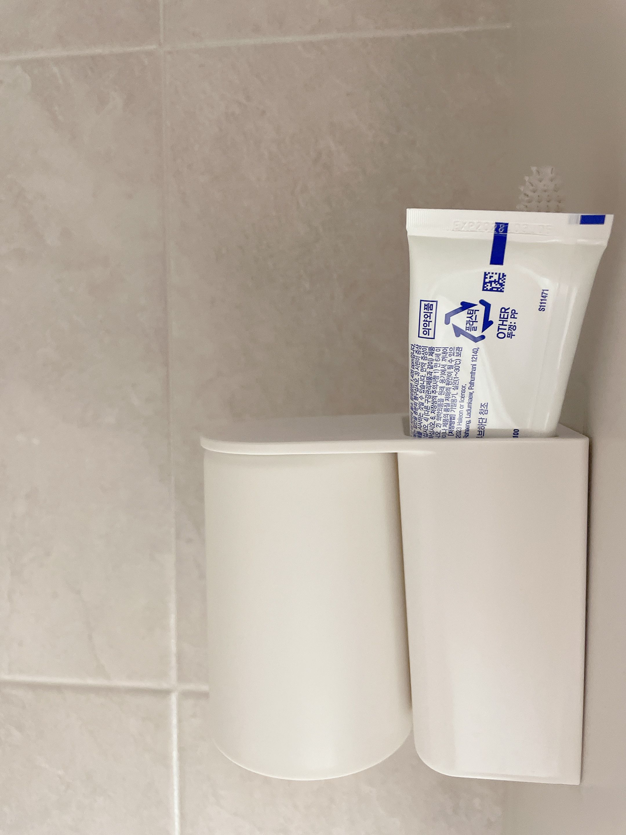 Upside-Down Magnetic Bathroom Organizer Set user photo