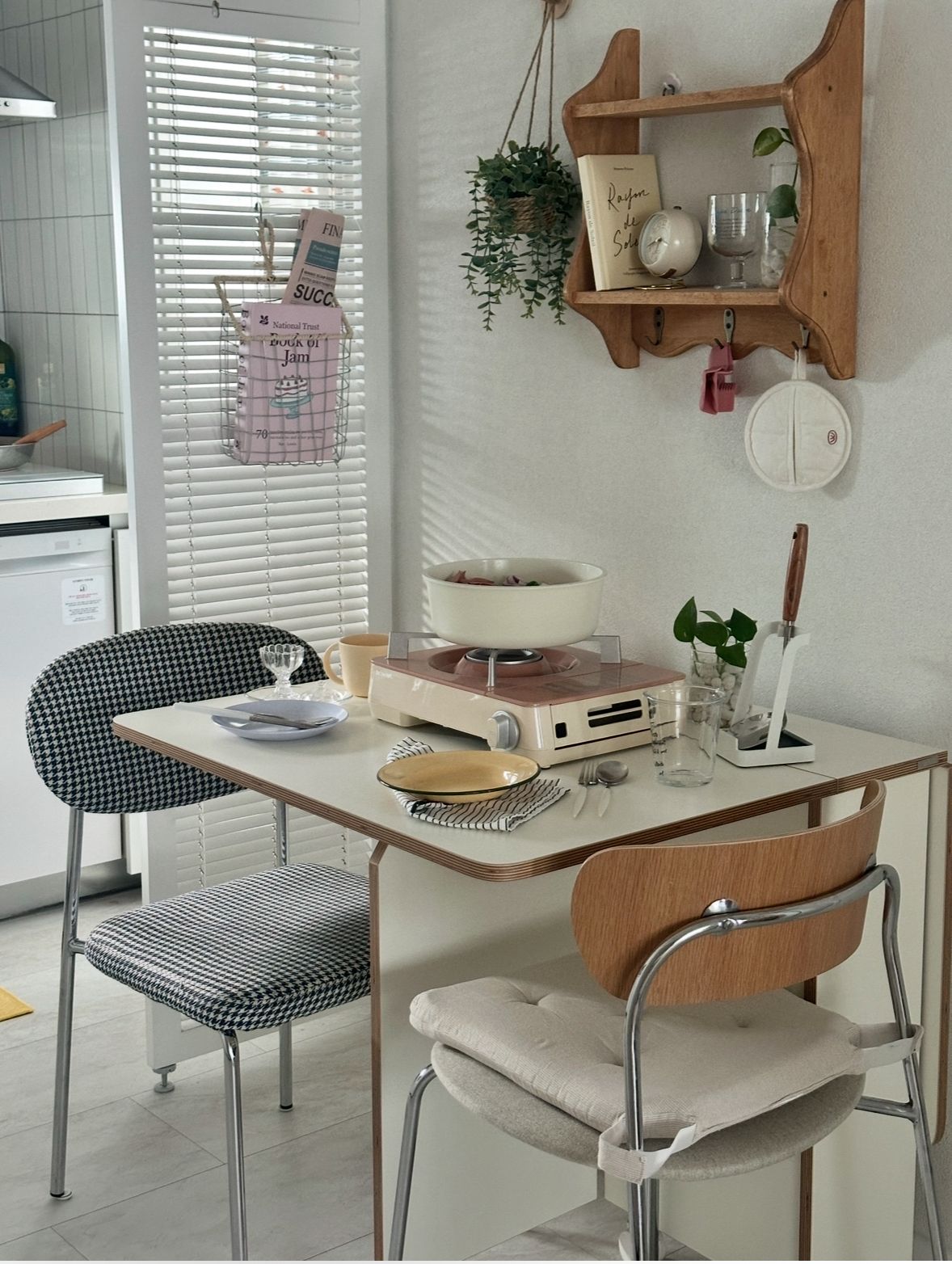 E0 Round Extendable Rolling Dining Table with Storage user photo