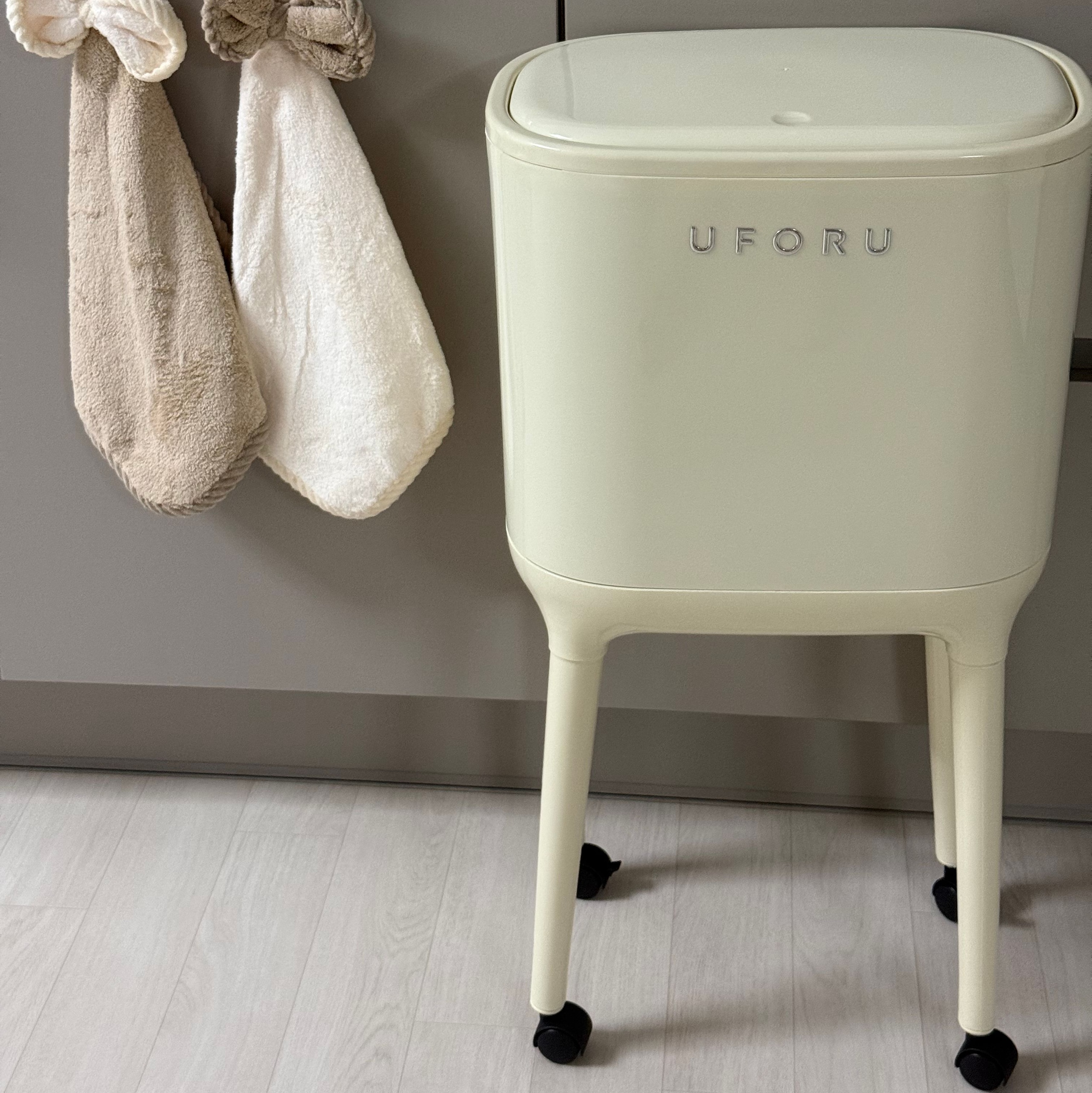 One-Touch Trash Can with Long Legs user photo