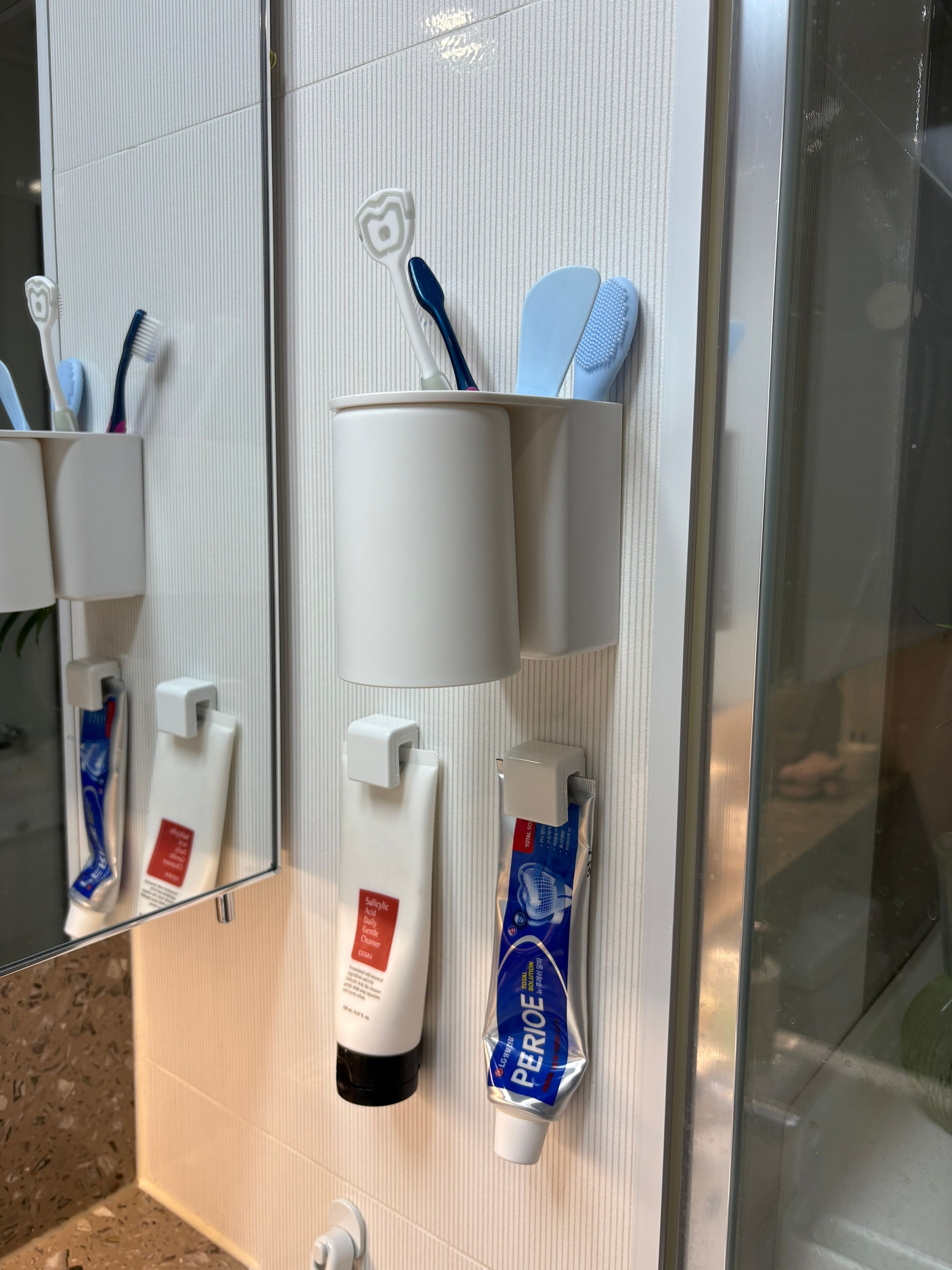 Upside-Down Magnetic Bathroom Organizer Set user photo