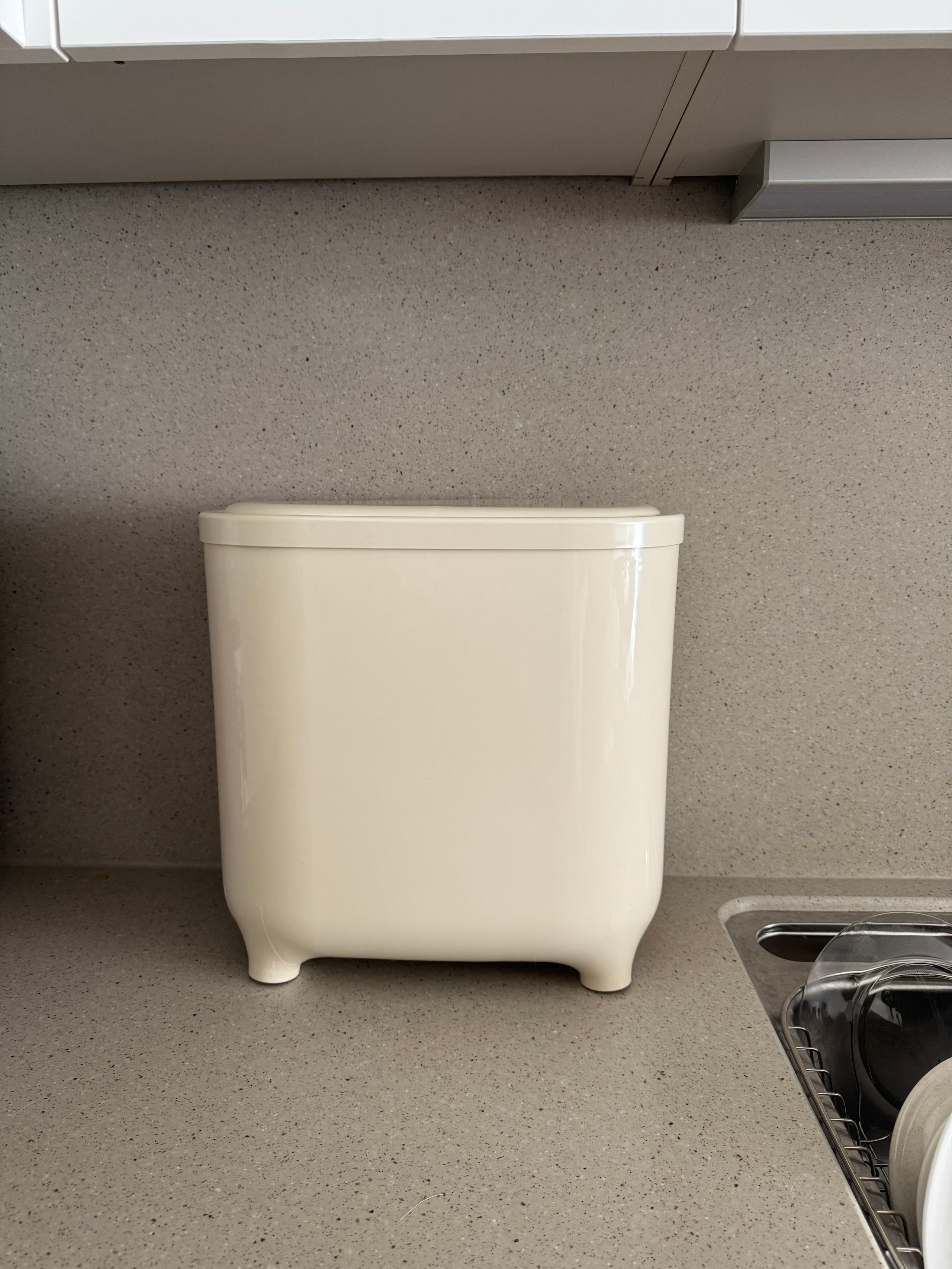 One-Touch Trash Can with Long Legs user photo
