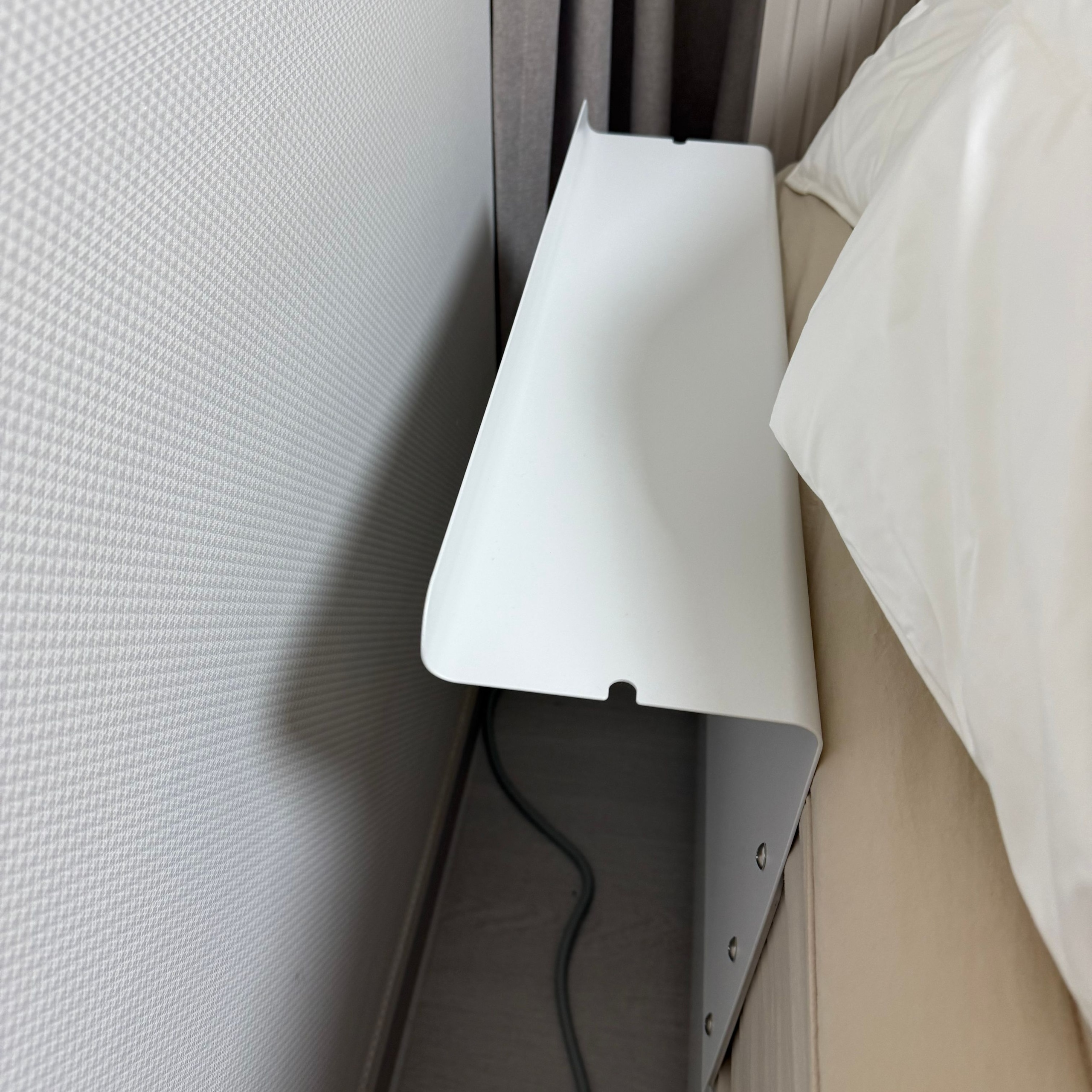 Blanc Bed Gap Side Shelf user photo