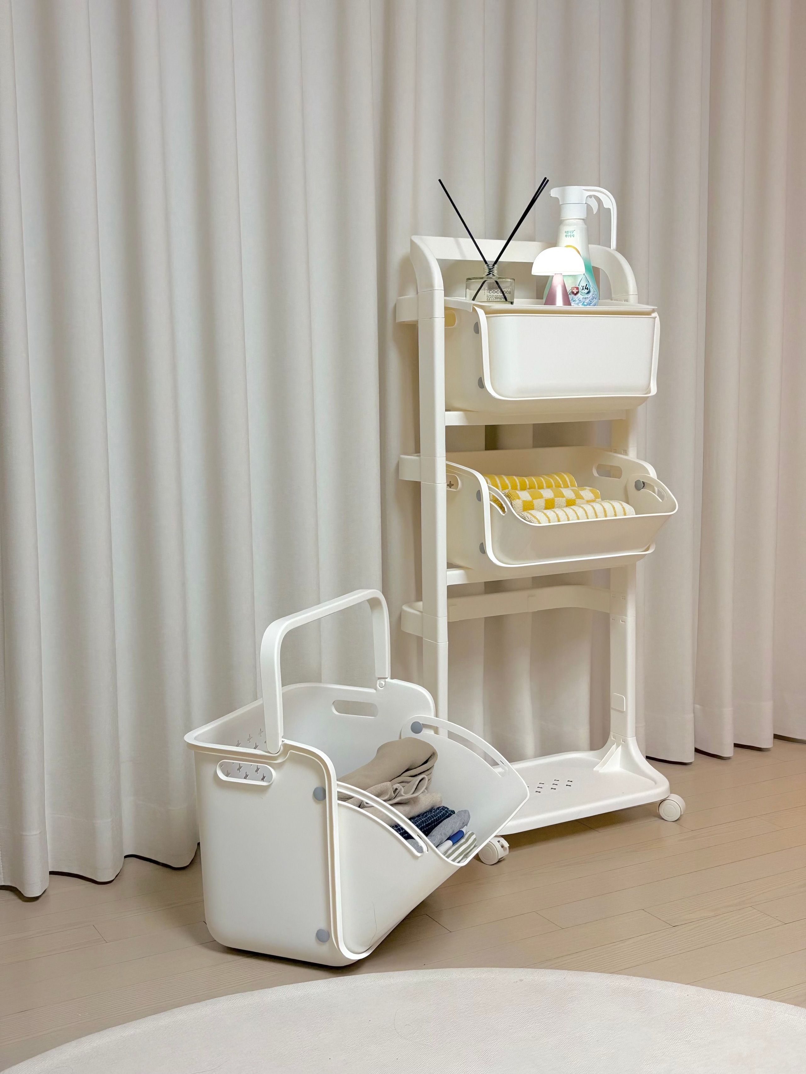 Rolling Swing Laundry Cart user photo