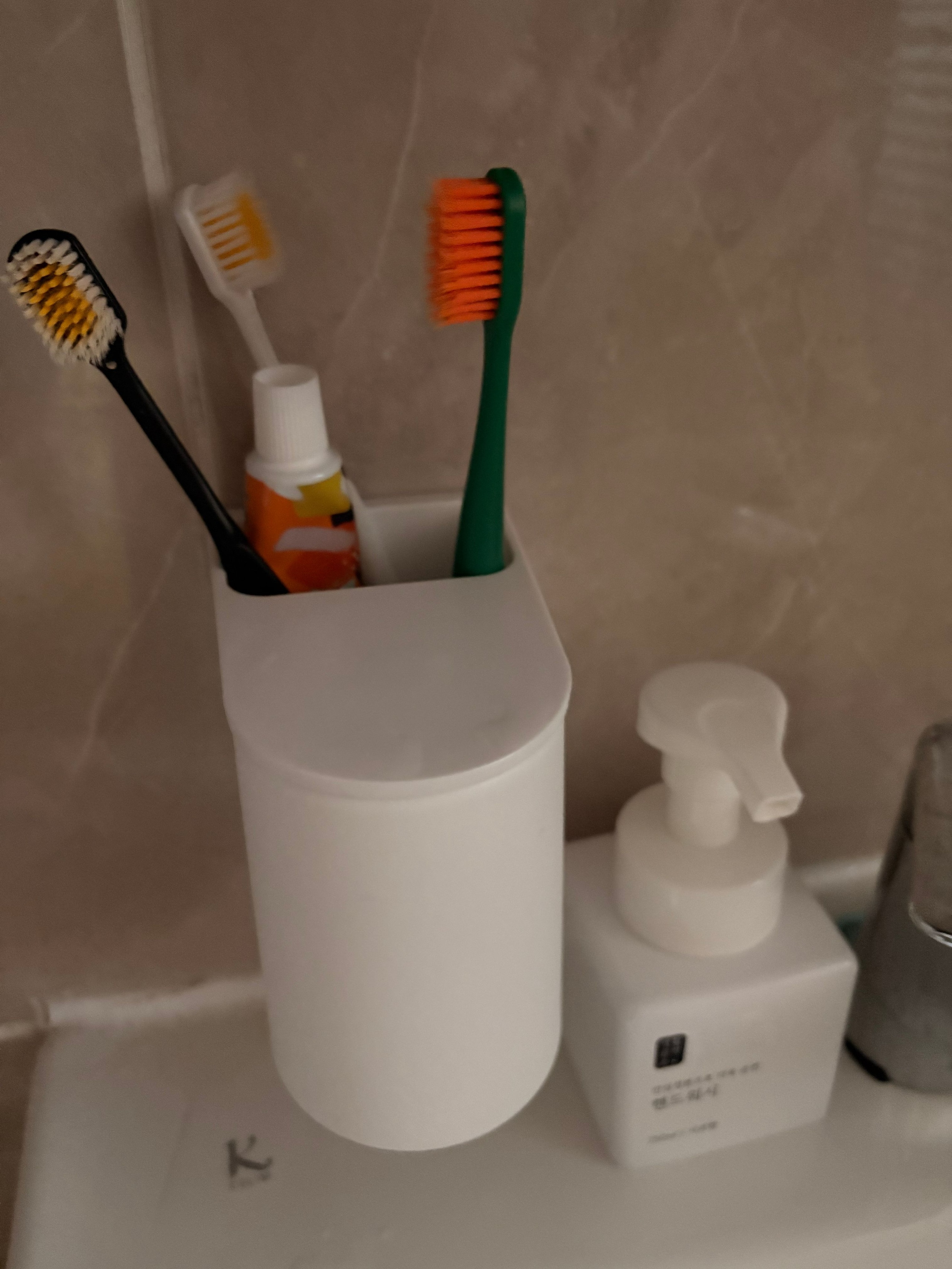 Upside-Down Magnetic Bathroom Organizer Set user photo