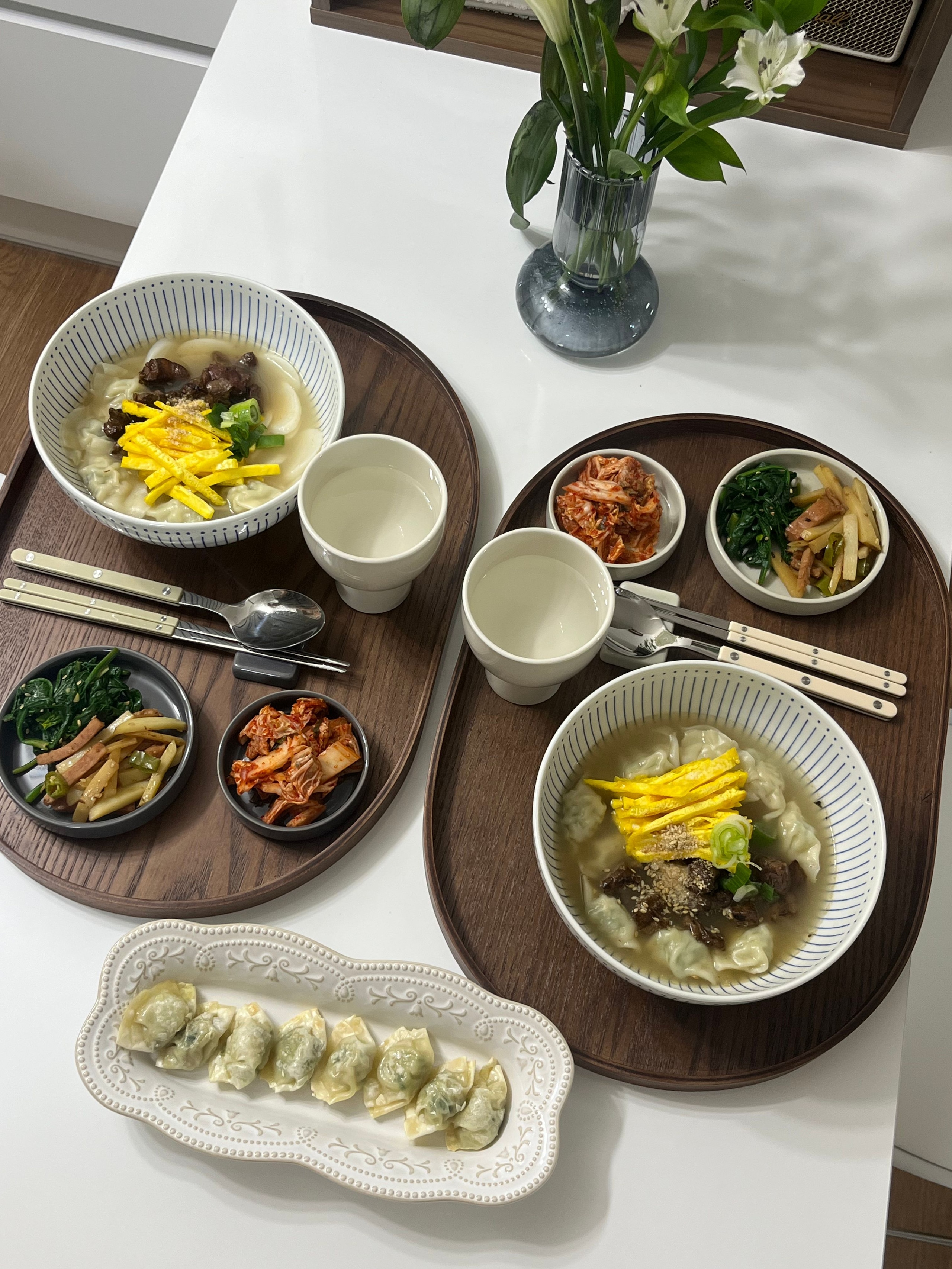 Modern Color-Handled Flatware Set for 2 (8-Piece) user photo