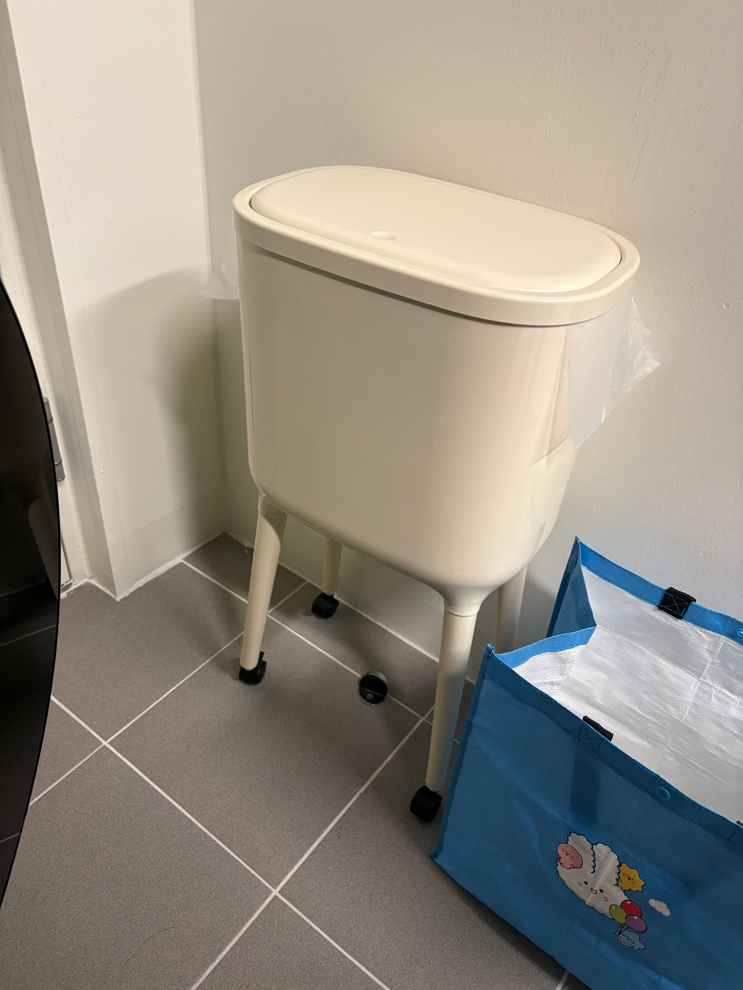 One-Touch Trash Can with Long Legs user photo