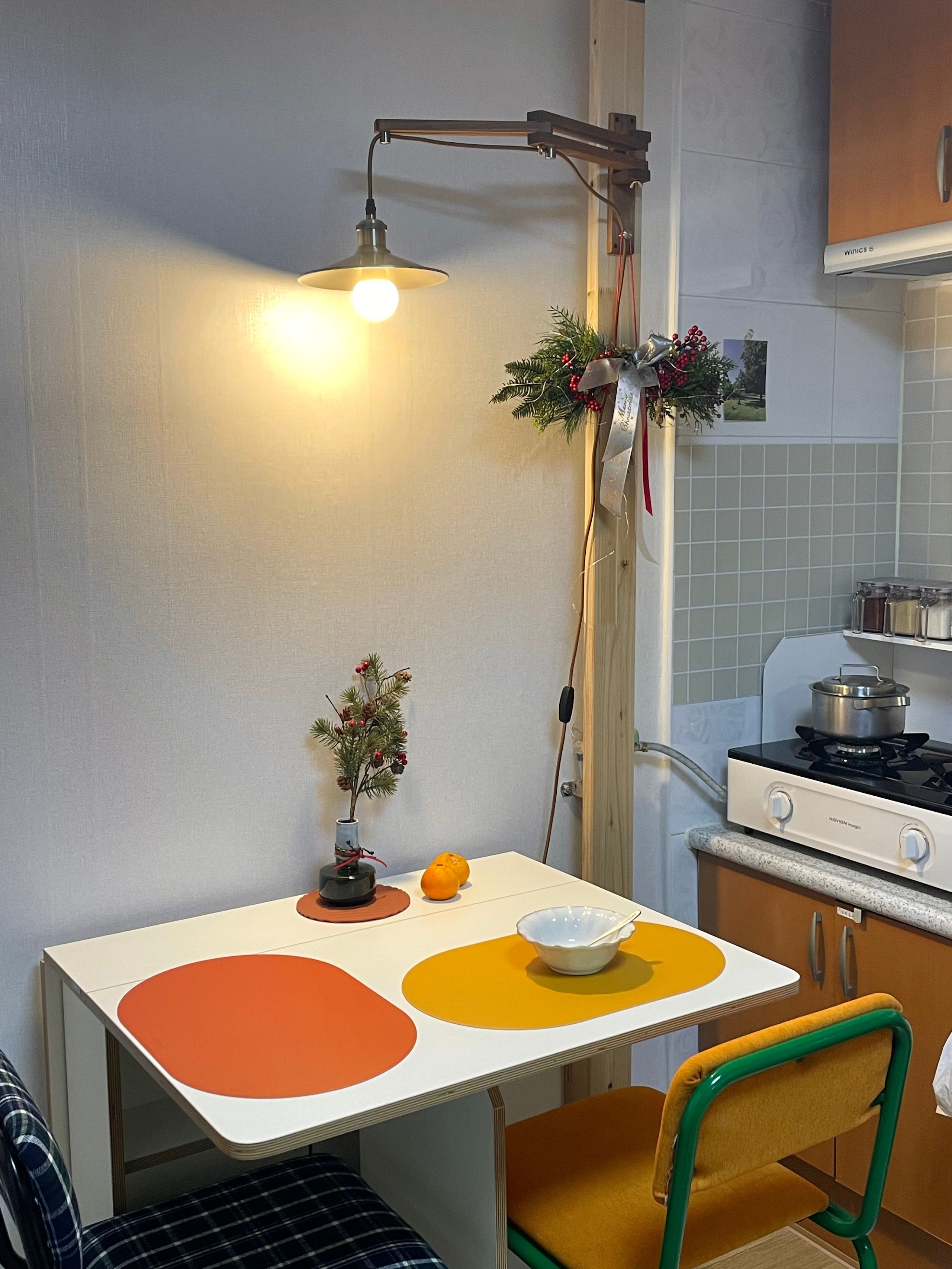 E0 Round Extendable Rolling Dining Table with Storage user photo