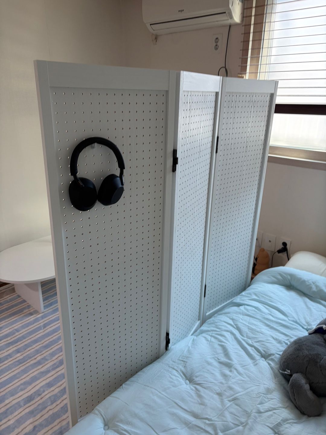 Vine 3-Panel Pegboard Standing Partition user photo
