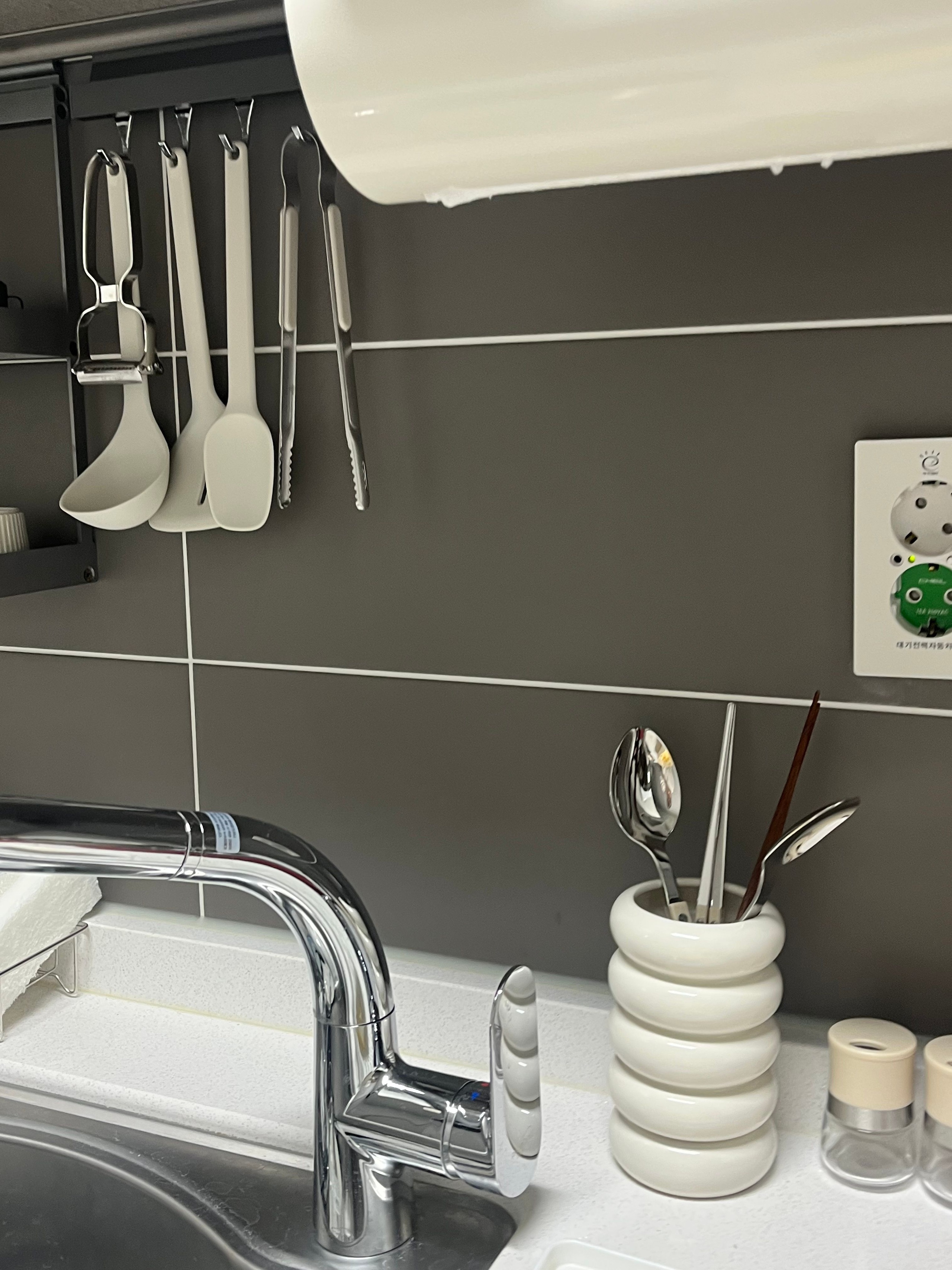Cloud Ceramic Self-Draining Utensil Holder user photo