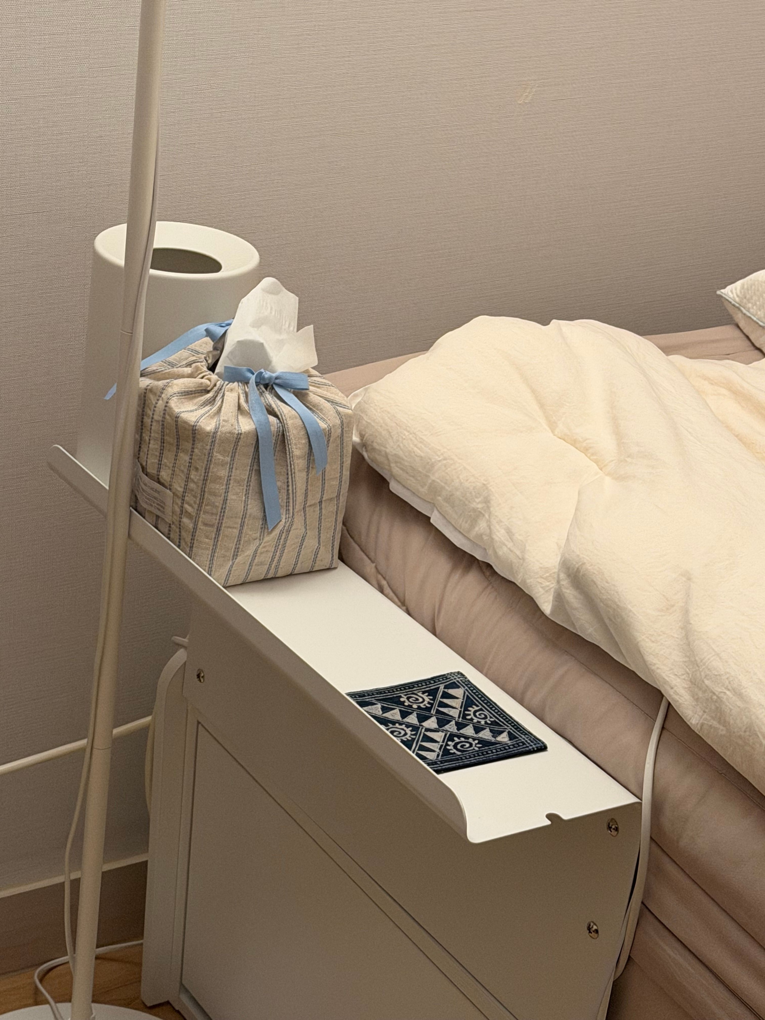 Blanc Bed Gap Side Shelf user photo