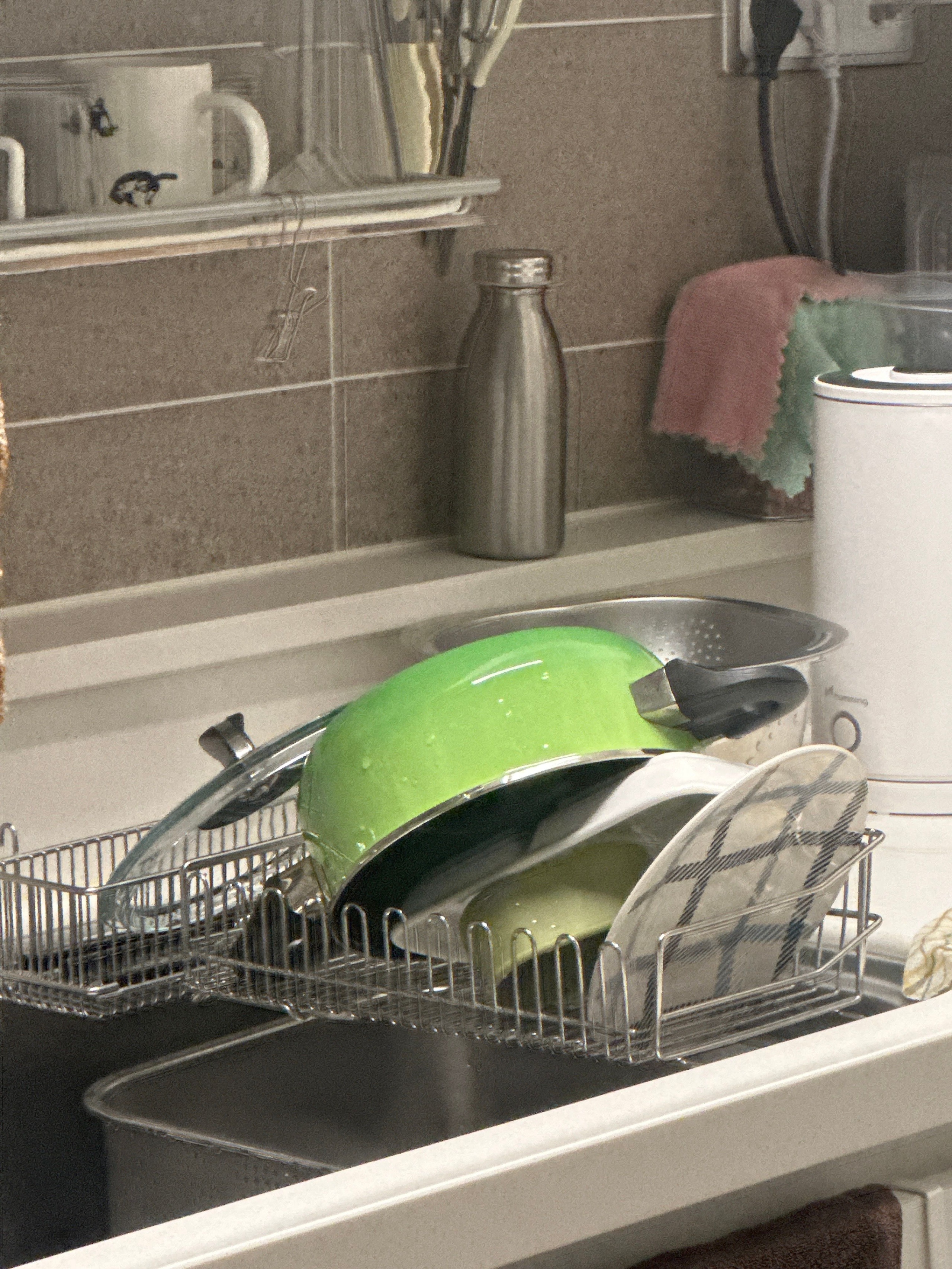 Dual Fit Sink Dish Rack user photo