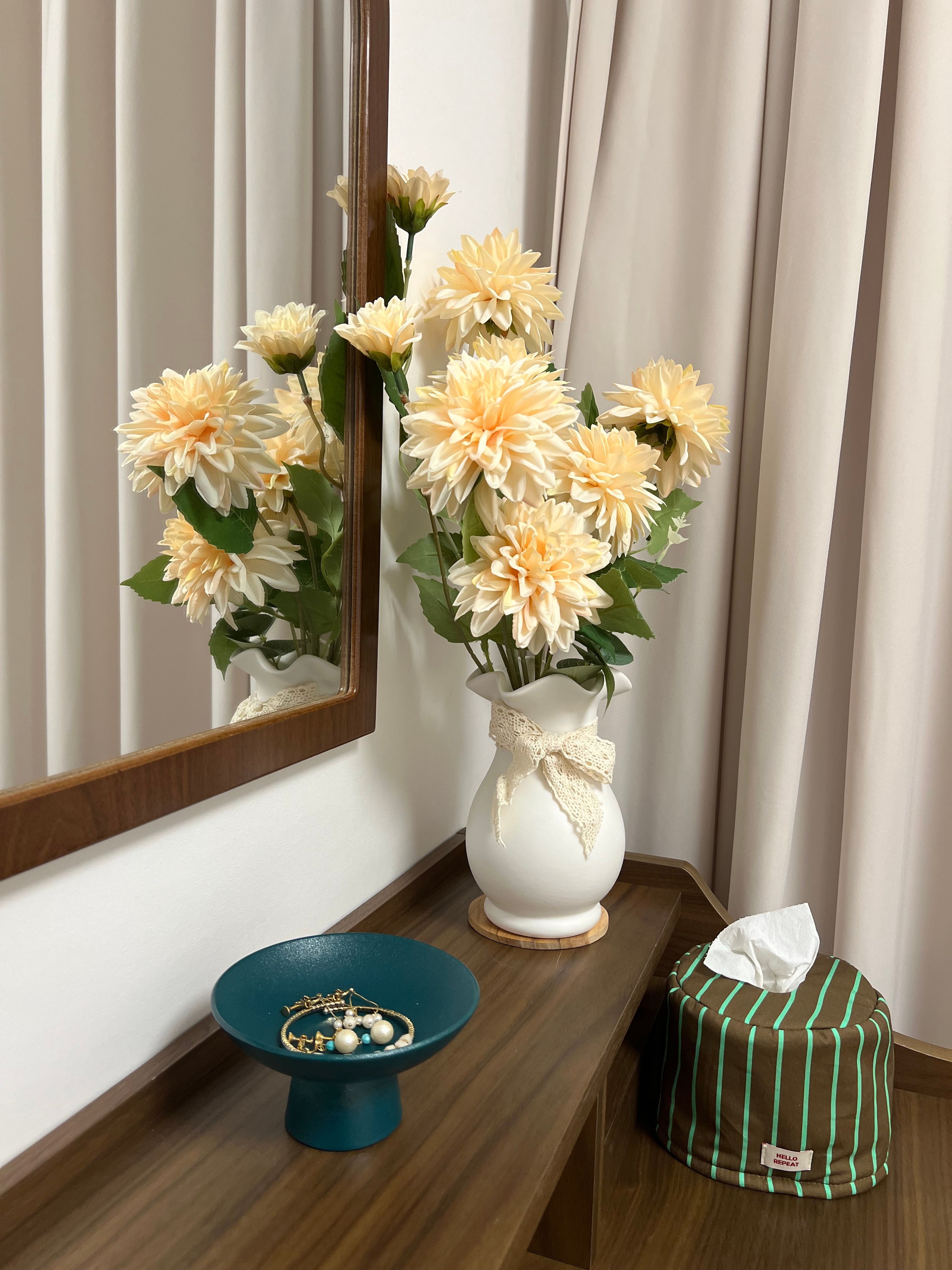 Brims Glossy Mini Ceramic Vase user photo