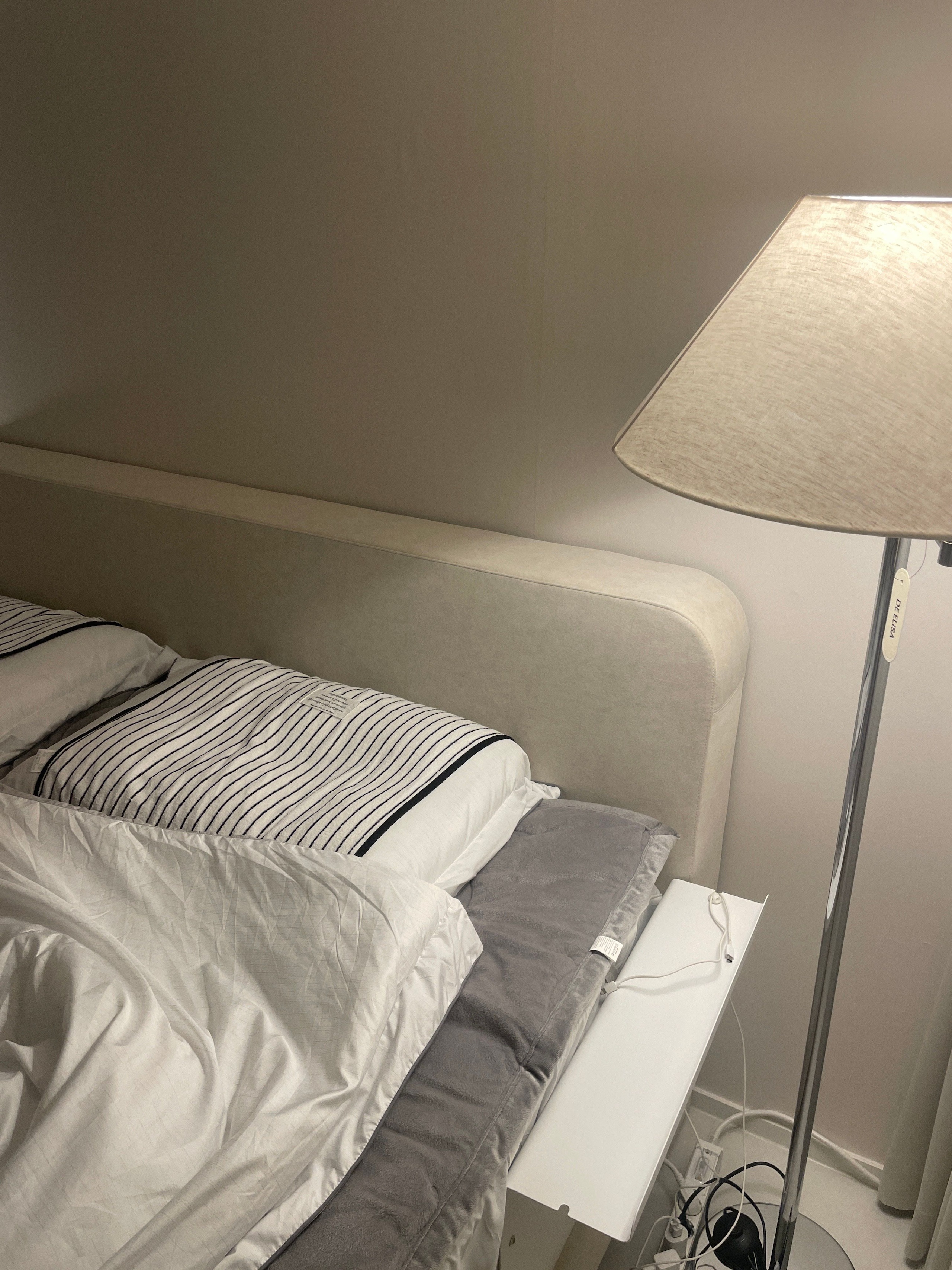 Blanc Bed Gap Side Shelf user photo