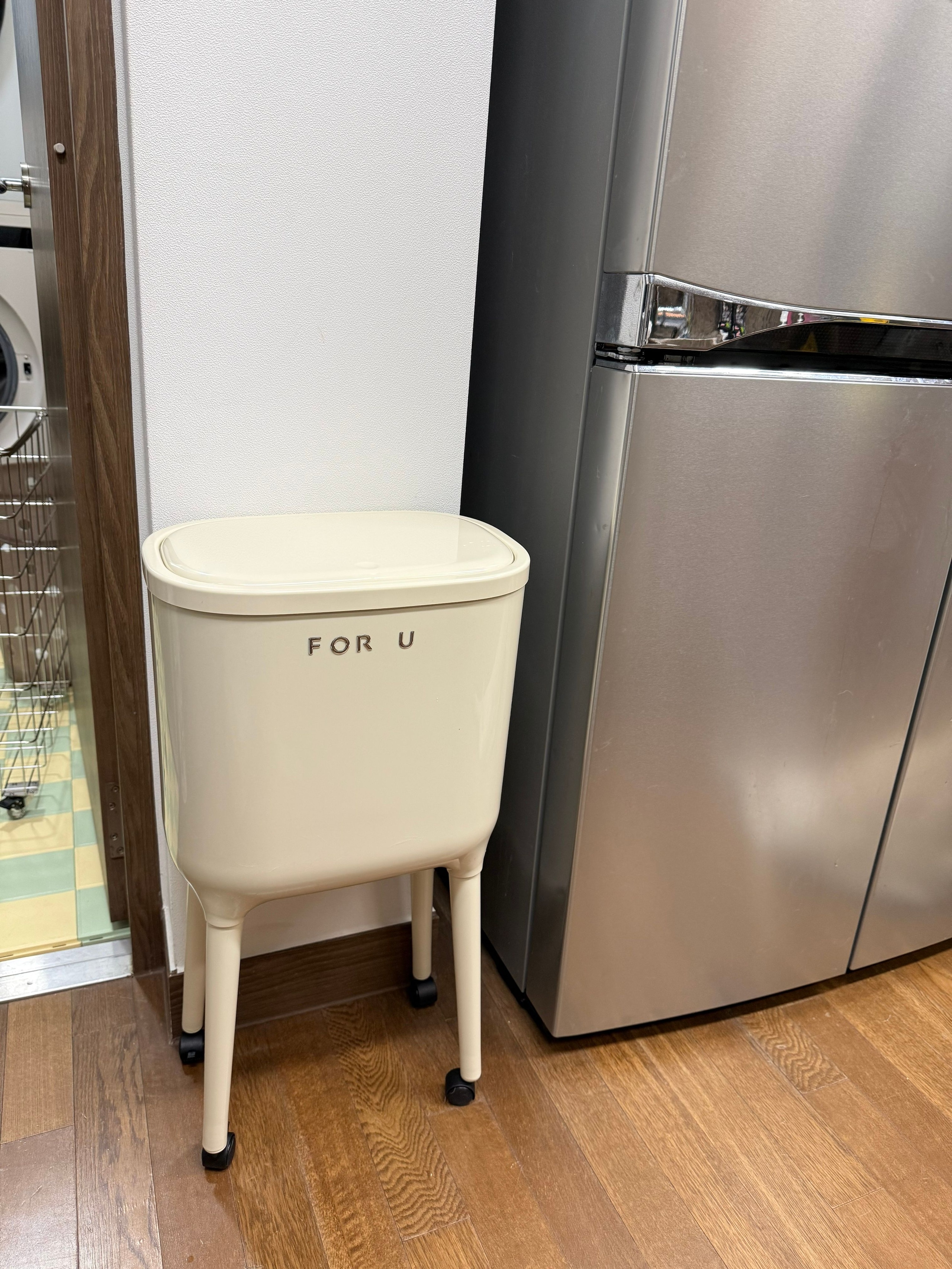 One-Touch Trash Can with Long Legs user photo